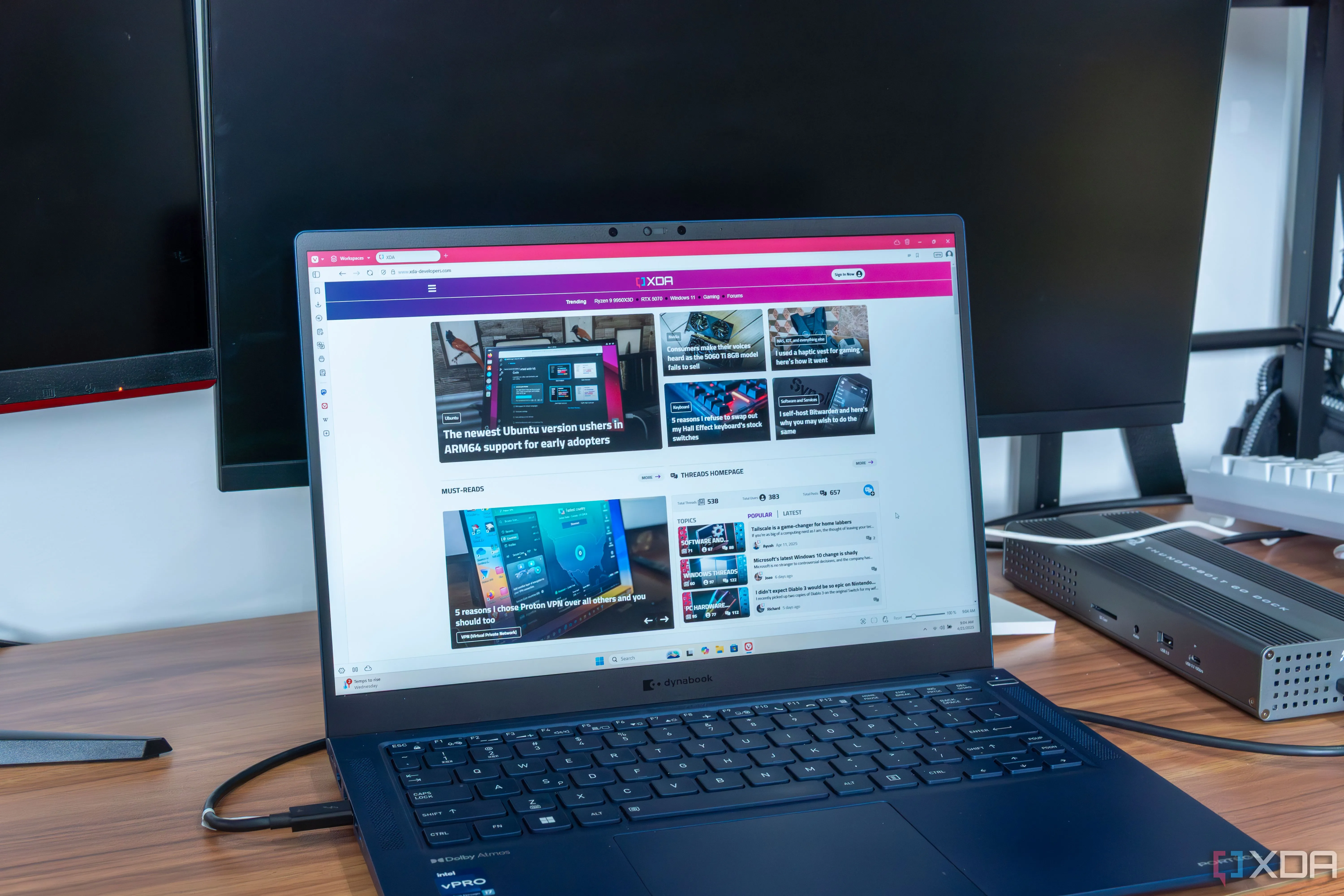 Giao diện Windows 11 sau khi tối ưu với Win11Debloat, hiển thị cửa sổ trình duyệt Vivaldi