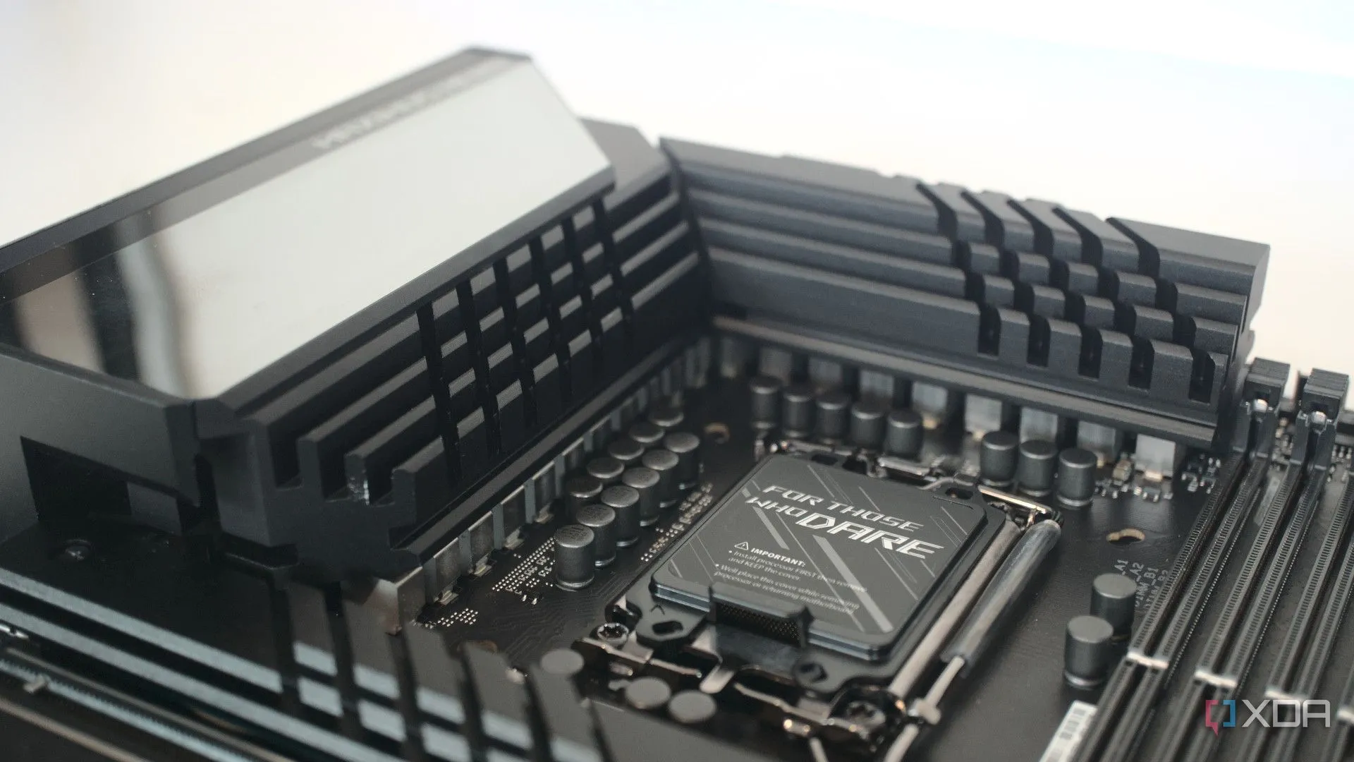 Góc cận cảnh khu vực VRM và socket CPU trên bo mạch chủ ASUS ROG Maximus Z690 Hero