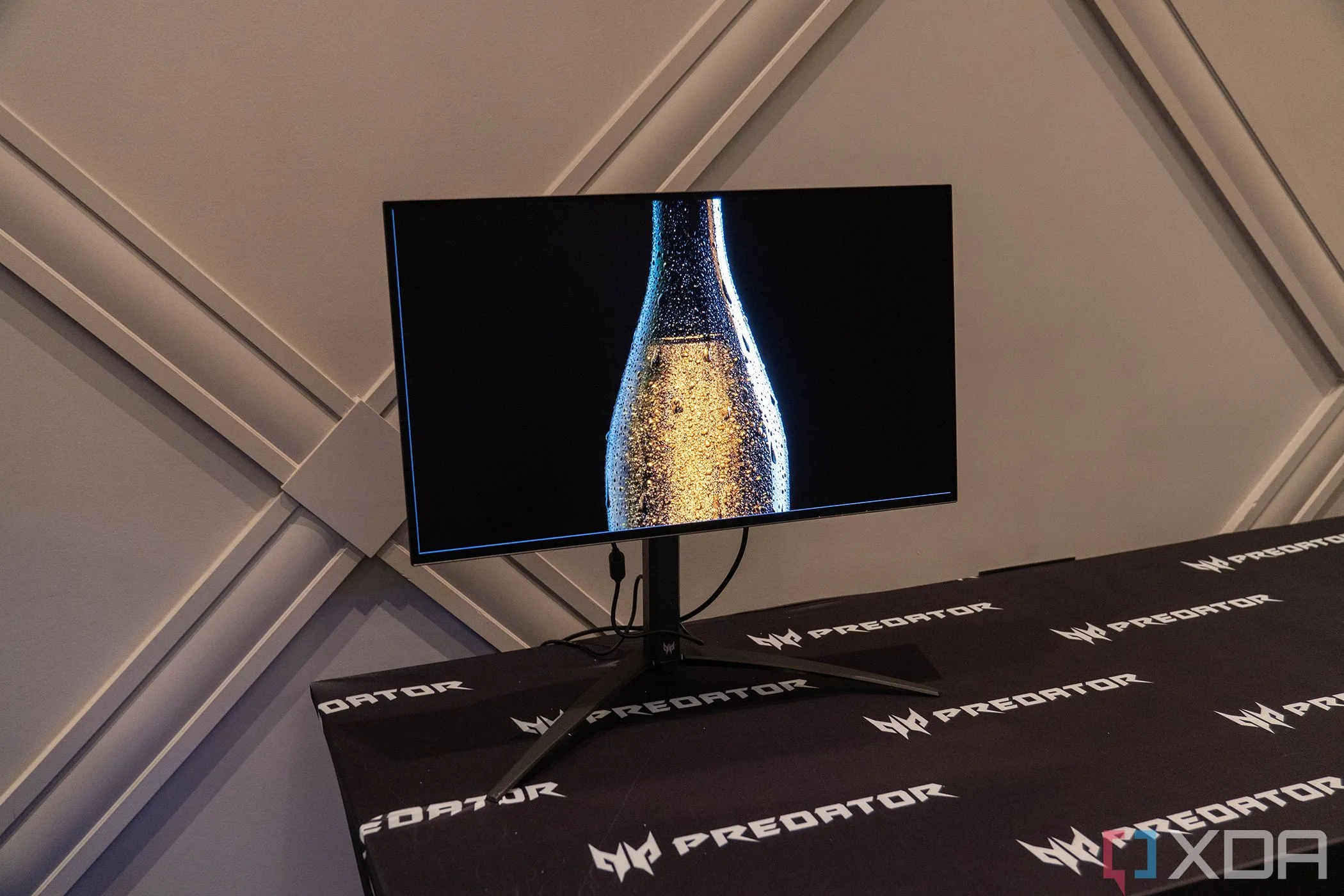 Góc nhìn cận cảnh màn hình Acer Predator X27U, thể hiện các cổng kết nối và khả năng điều chỉnh