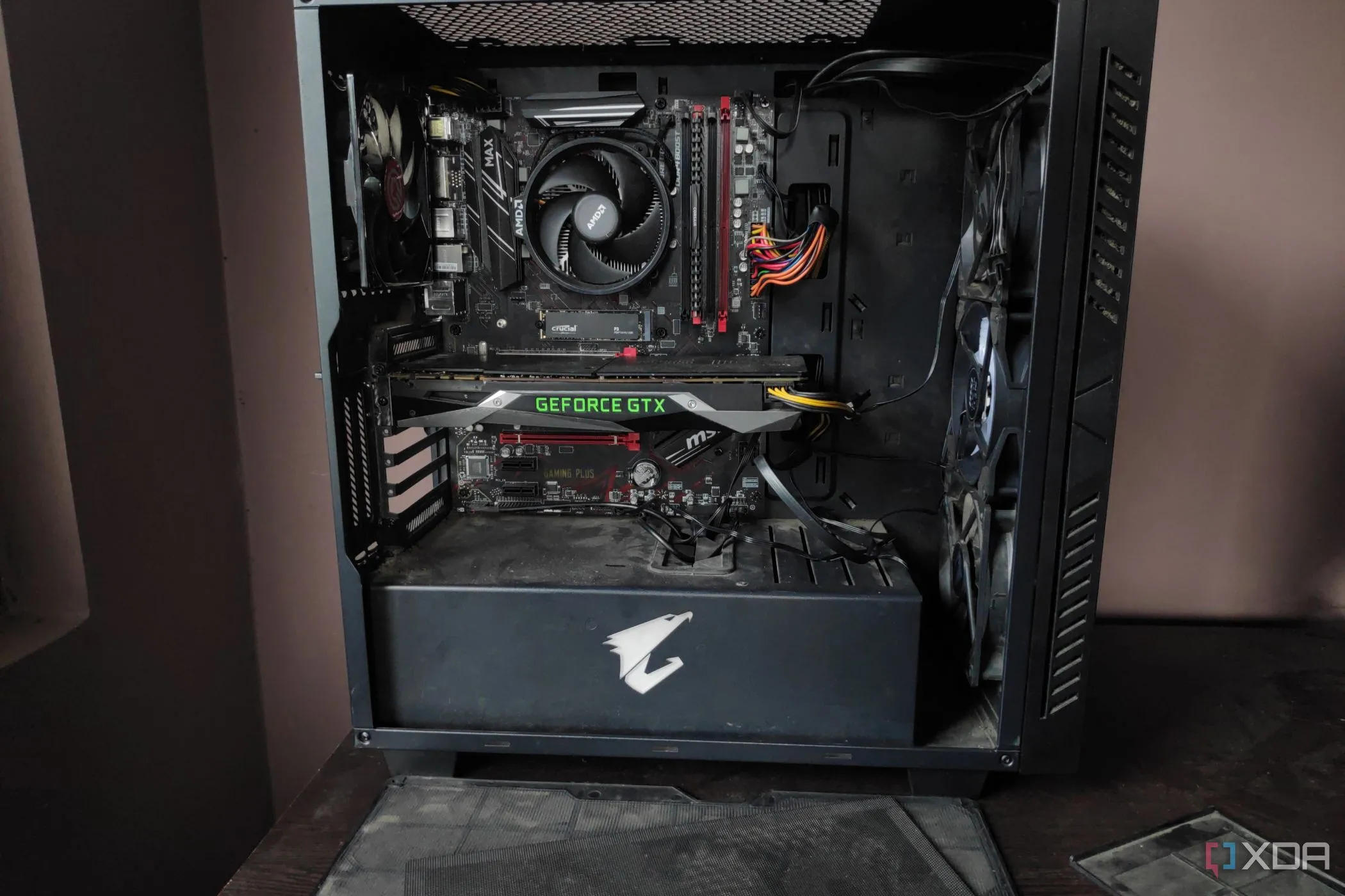 Góc nhìn mặt trước của một chiếc PC bám bụi cùng các bộ lọc, gợi hình ảnh máy tính cũ được dùng cho game retro.