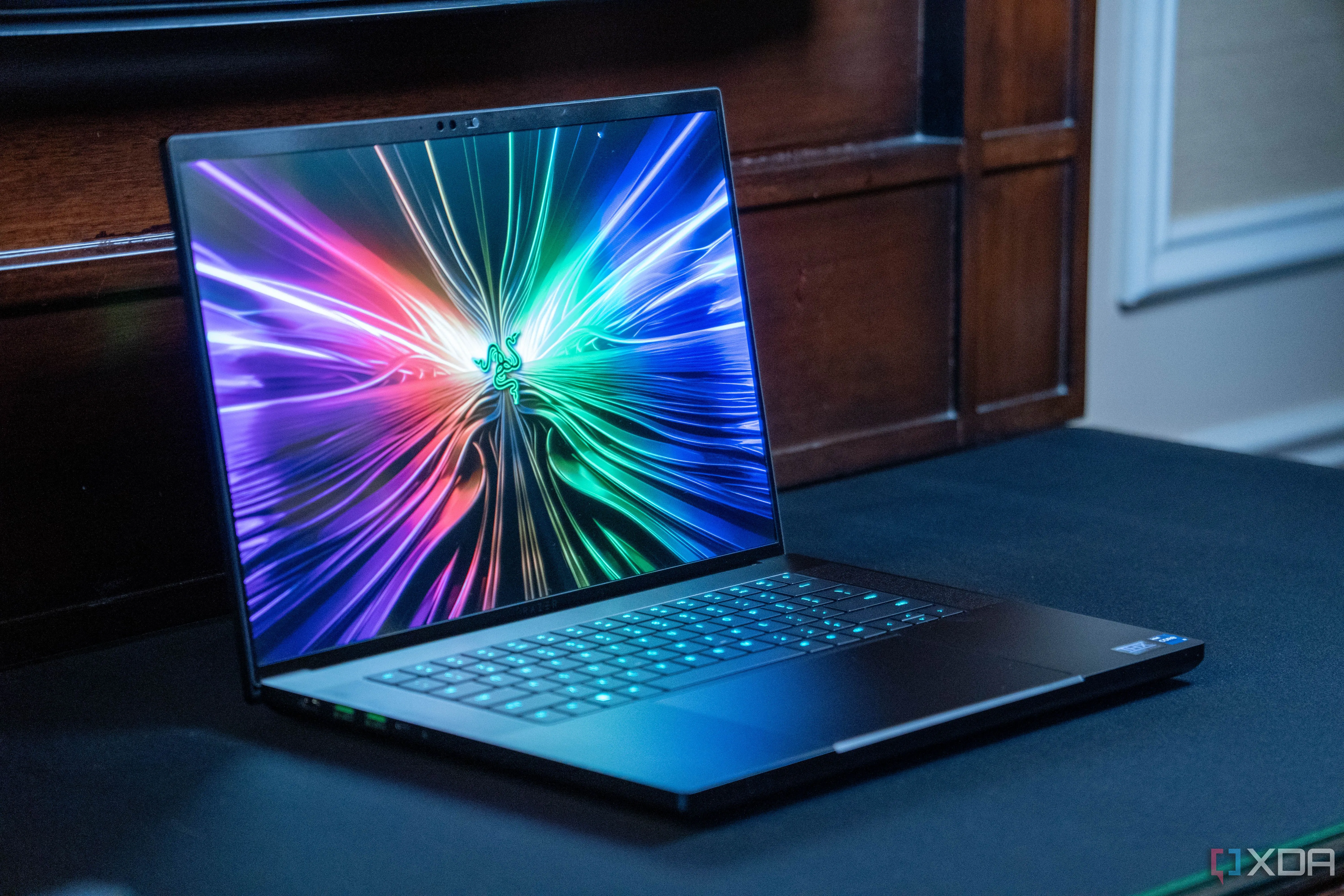 Góc nhìn nghiêng của laptop Razer Blade 16, minh chứng cho lợi ích hạ điện áp CPU laptop