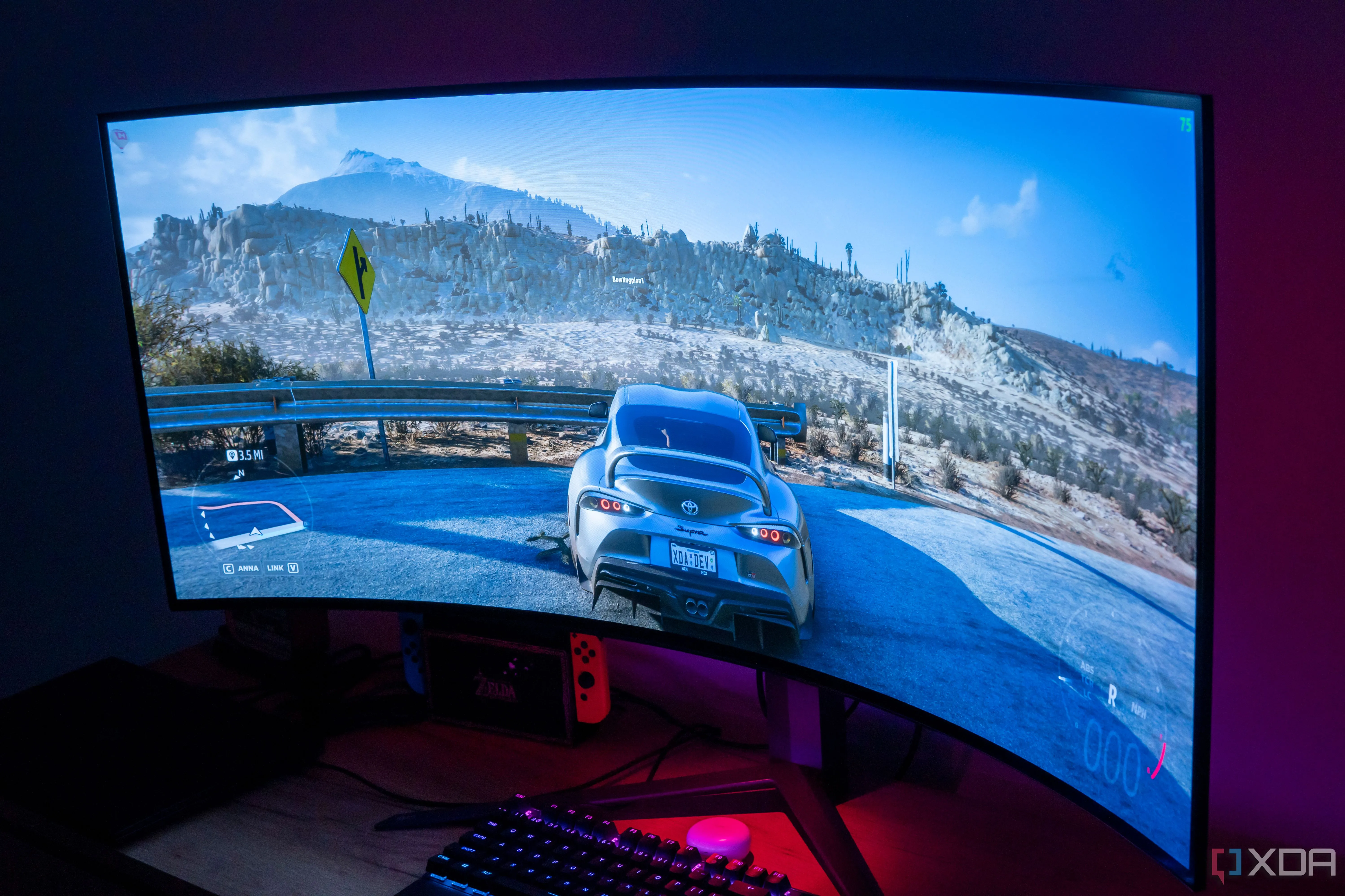 Góc nhìn nghiêng của màn hình LG UltraGear 45GR95QE trong phòng tối với Forza Horizon 5 hiển thị trên màn hình.