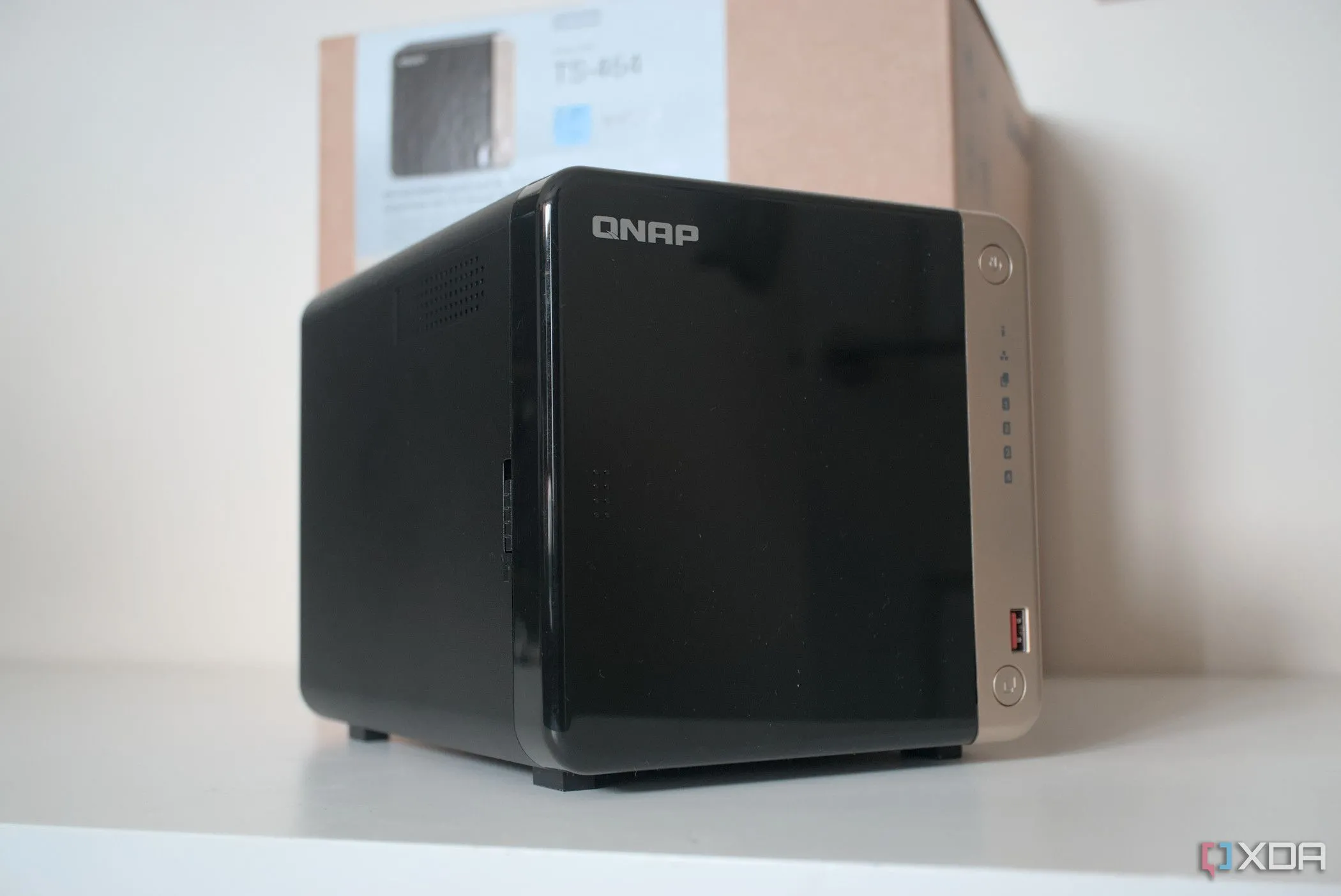 Góc nhìn tổng thể thiết bị NAS QNAP TS-464, thể hiện khả năng mạnh mẽ để quản lý thư viện ảnh và video tương tự Synology Photos.