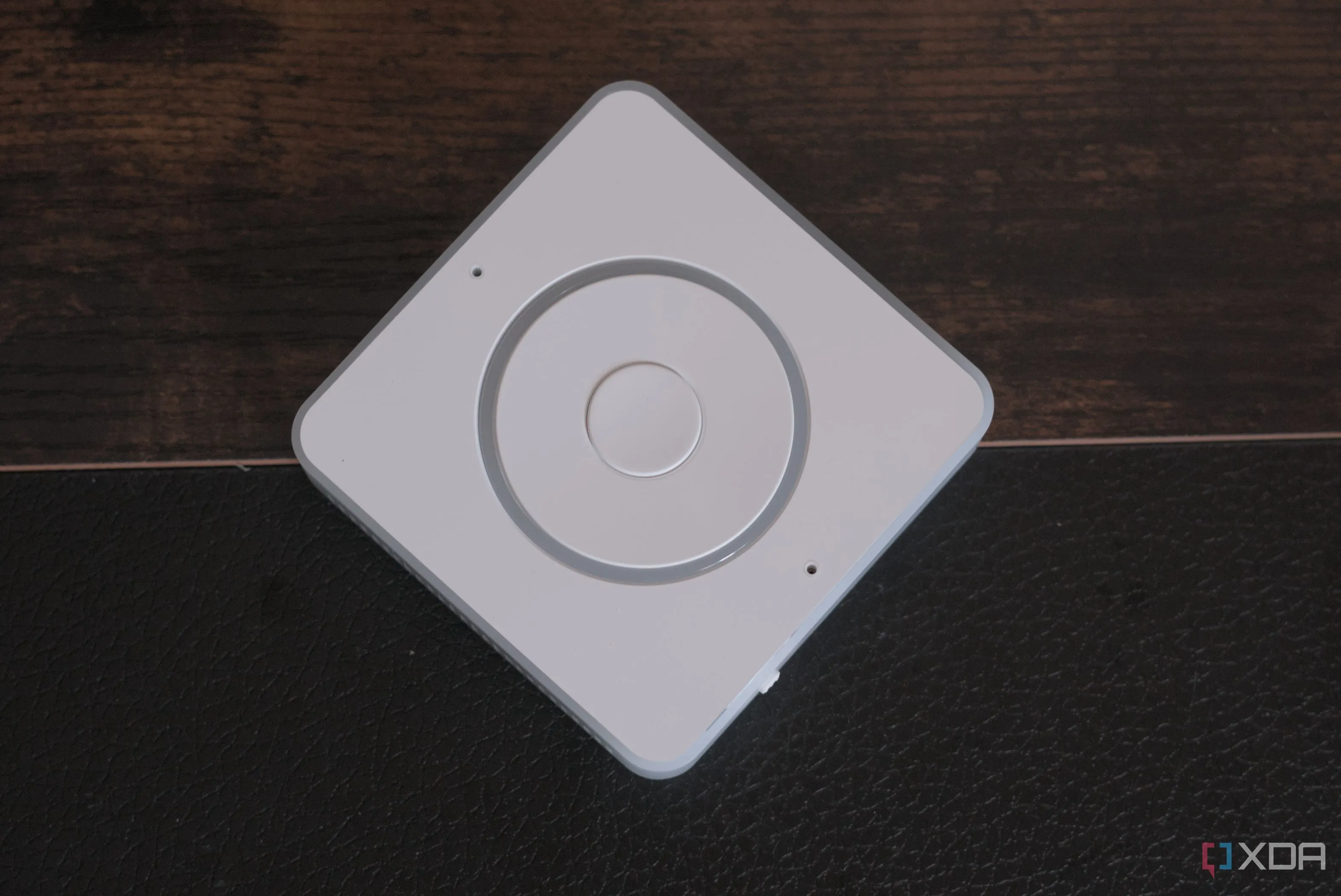 Góc nhìn từ trên cao của một thiết bị đang chạy giao diện Home Assistant Voice Preview Edition, thể hiện khả năng điều khiển giọng nói của nhà thông minh.
