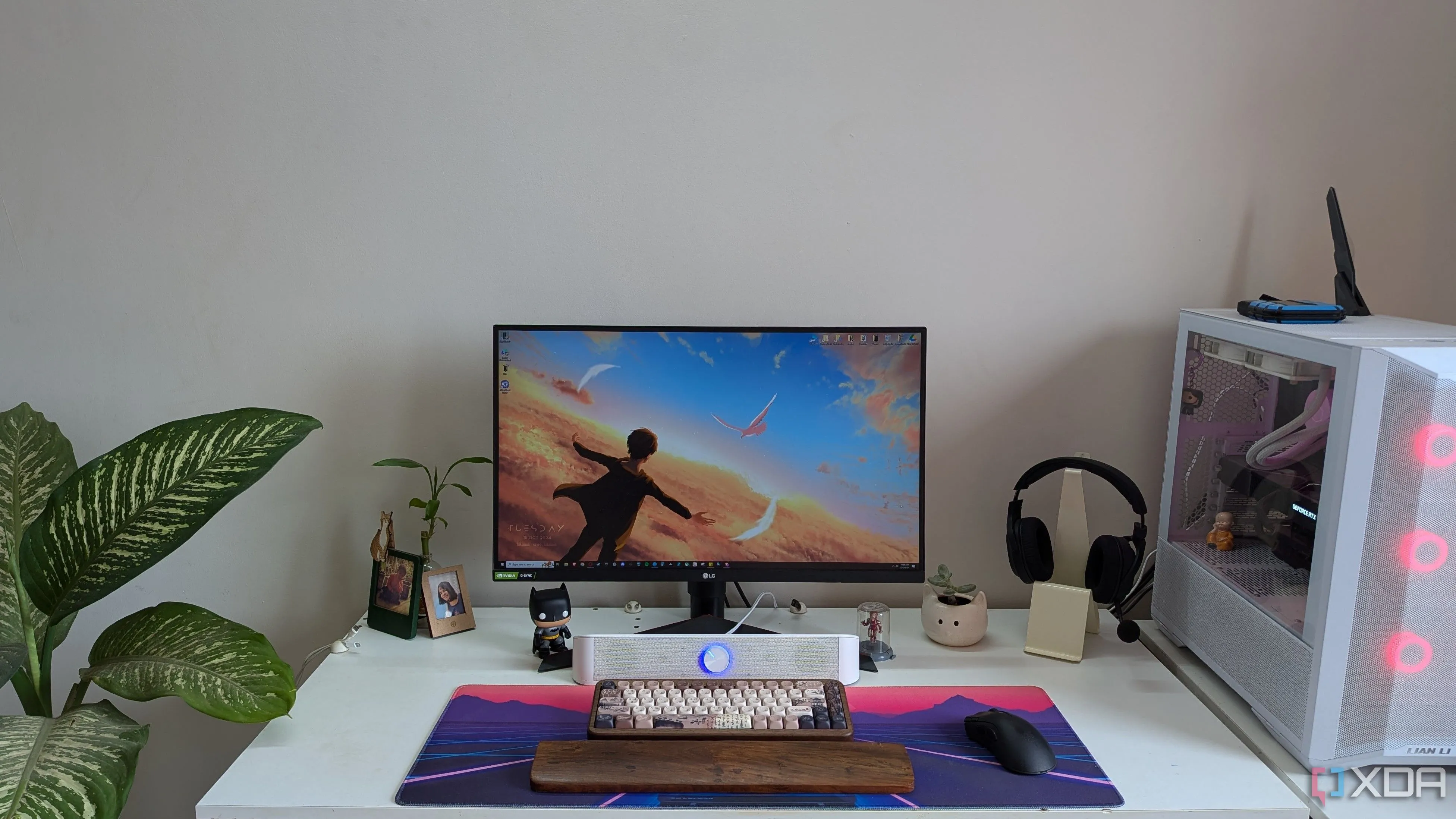 Góc setup PC gaming hoàn chỉnh với máy tính, màn hình, bàn và ghế gaming, nhấn mạnh sự thoải mái và thẩm mỹ.