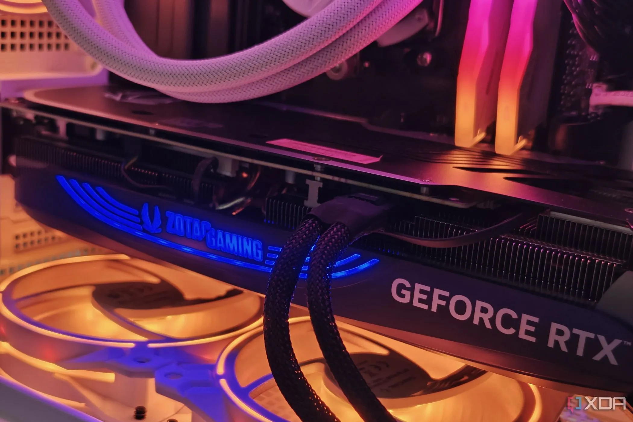 GPU Zotac Gaming GeForce RTX 4070 Super Trinity Black Edition lắp đặt trong máy tính, thể hiện sự ưu việt của Nvidia về phần cứng và hệ sinh thái phần mềm.
