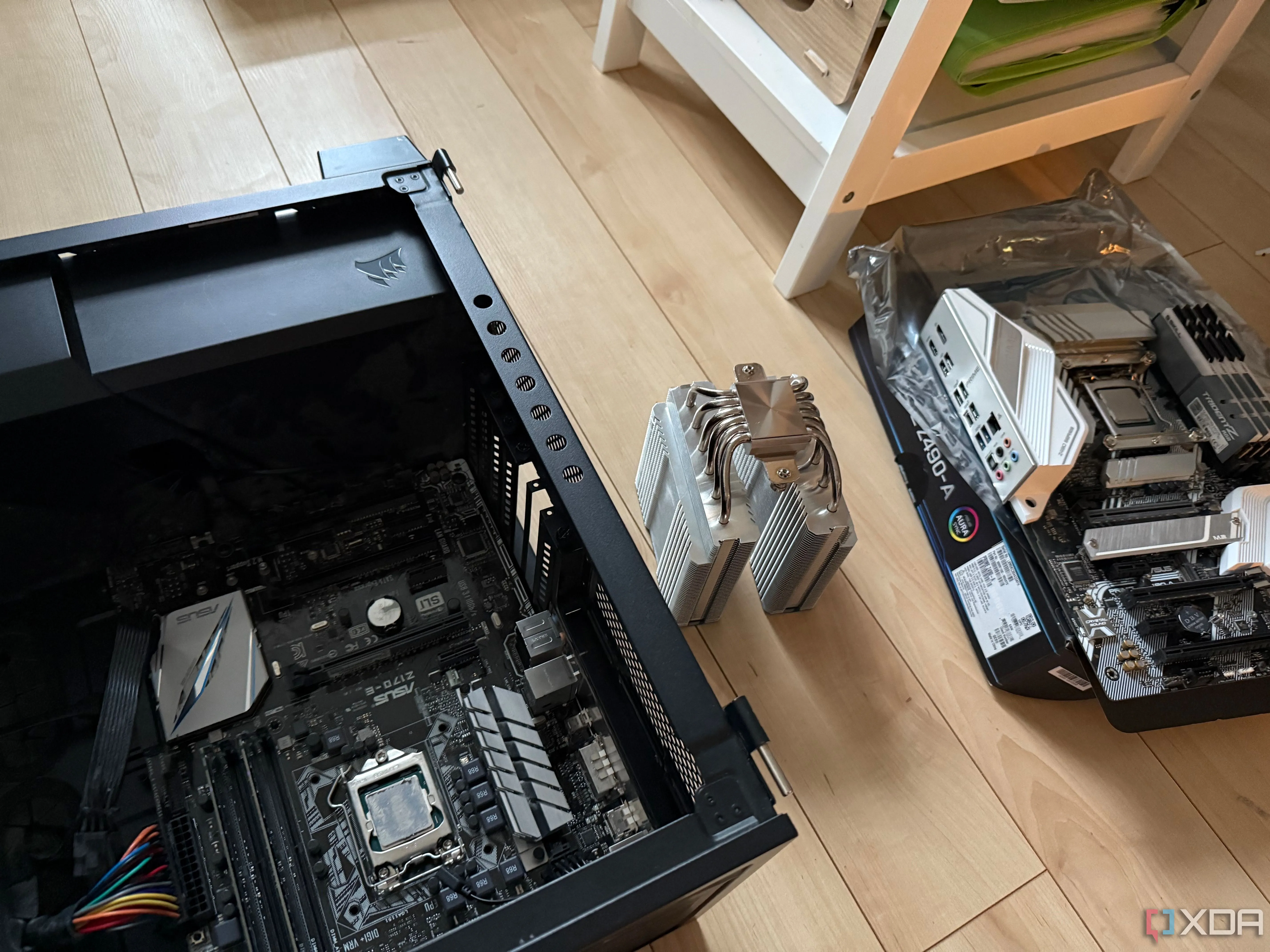 Hai bo mạch chủ và một tản nhiệt CPU, minh họa cho phần cứng máy tính