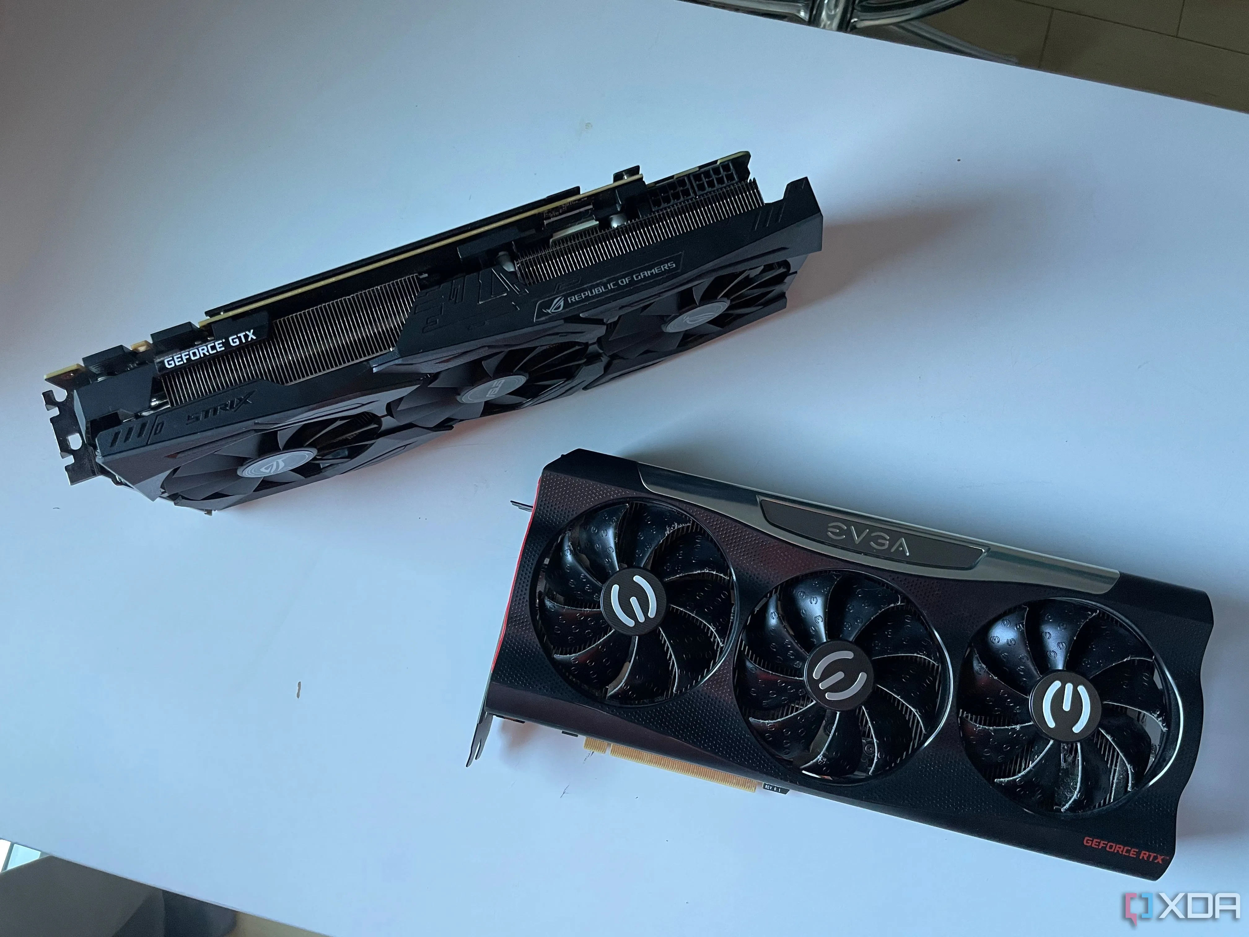 Hai card đồ họa cũ ASUS STRIX GTX 1080 Ti và EVGA RTX 3080 trên bàn, gợi ý lựa chọn GPU đã qua sử dụng hiệu quả