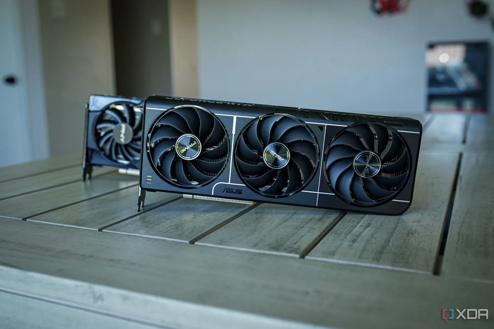 Hai card đồ họa Gigabyte Nvidia RTX 50 Series trên bàn, minh họa hiện tượng rò rỉ keo tản nhiệt