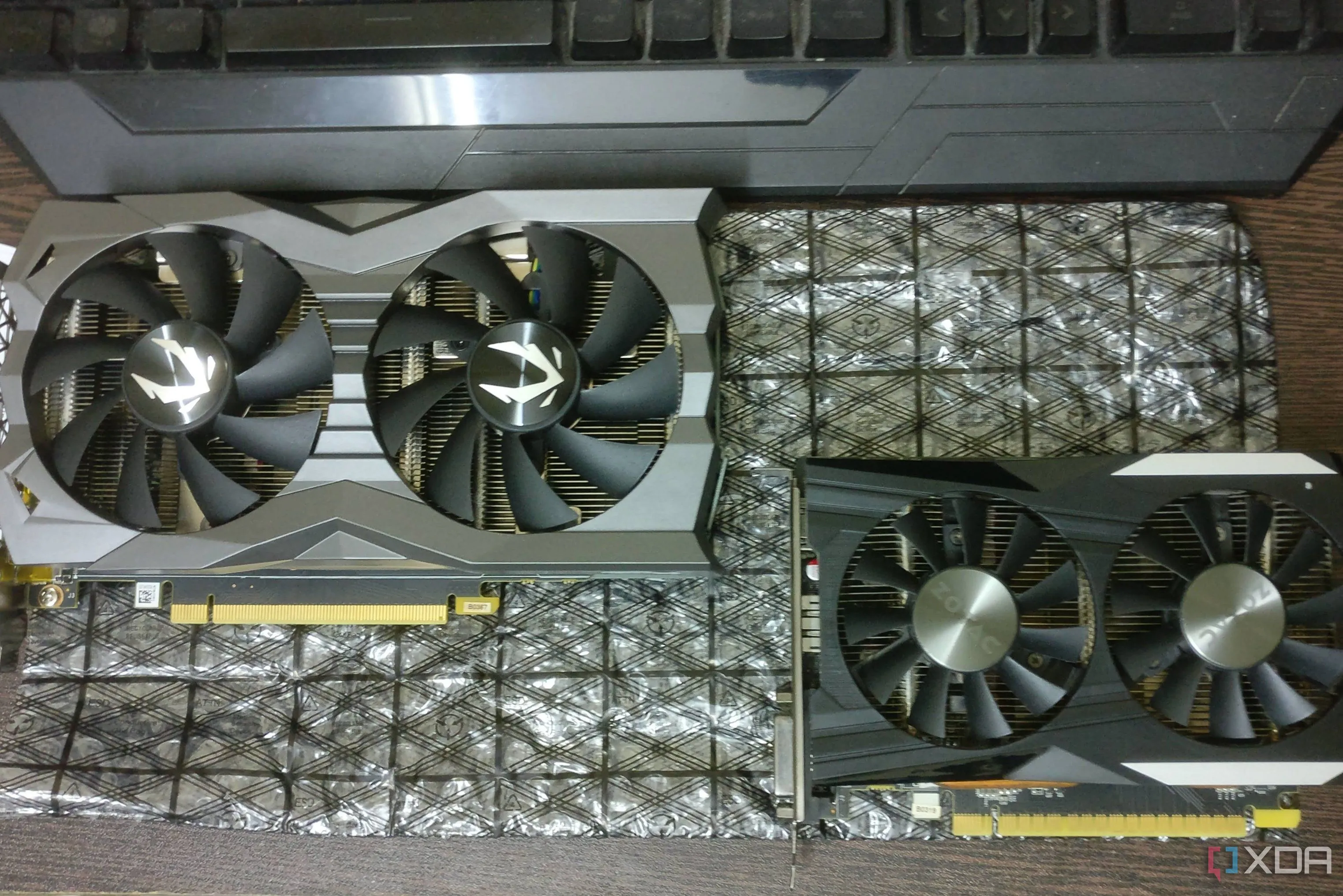 Hai card đồ họa GTX 1660 Ti và GTX 1050 Ti trên bàn, minh họa cho sự khác biệt hiệu năng khi nâng cấp GPU không hiệu quả.