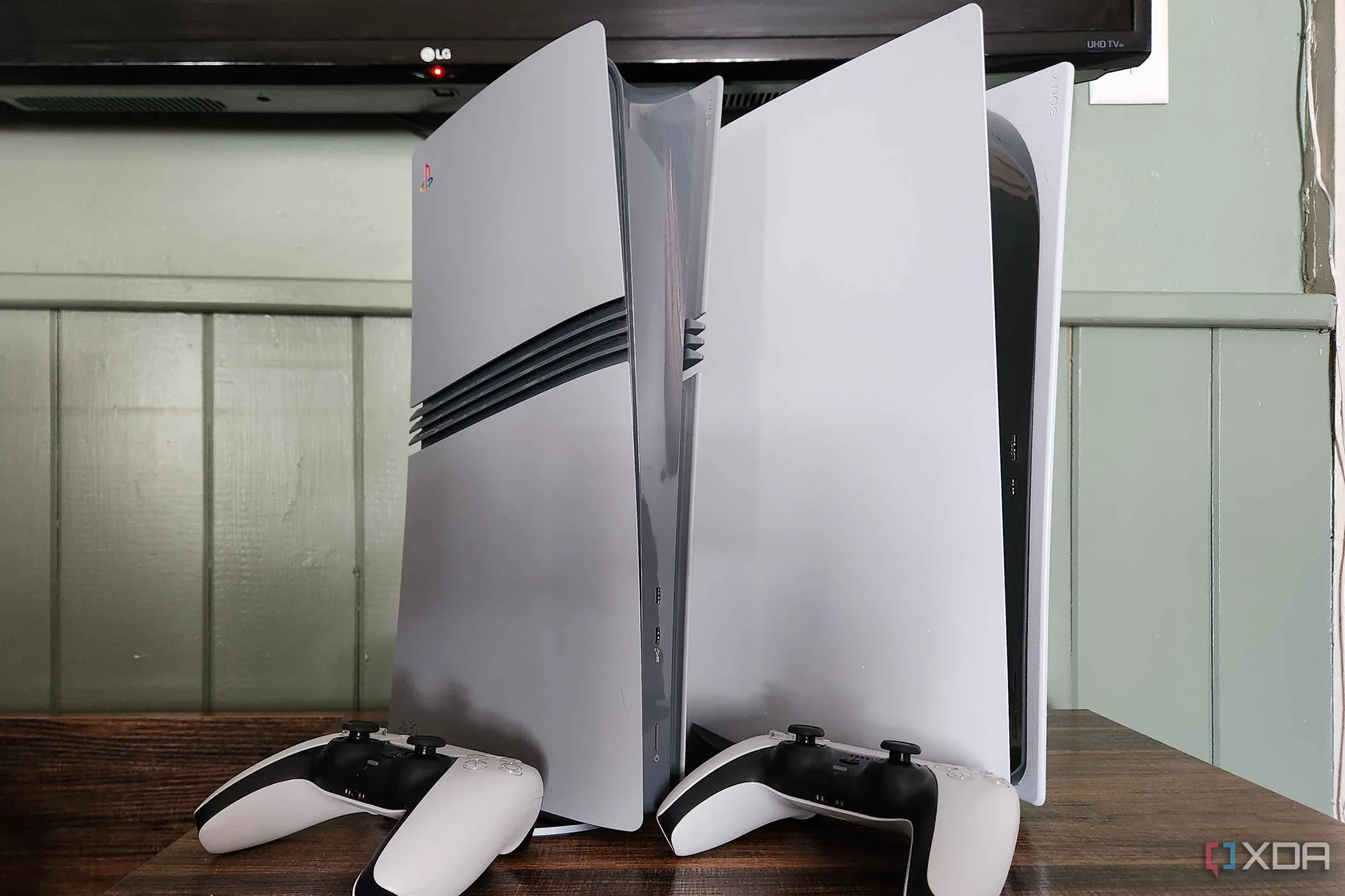 Hai máy PlayStation 5 và tay cầm DualSense minh họa cho thị trường game console biến động