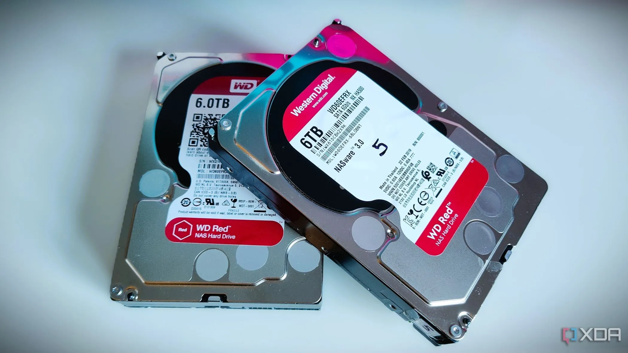 Hai ổ cứng máy tính, một SSD và một HDD, đặt cạnh nhau