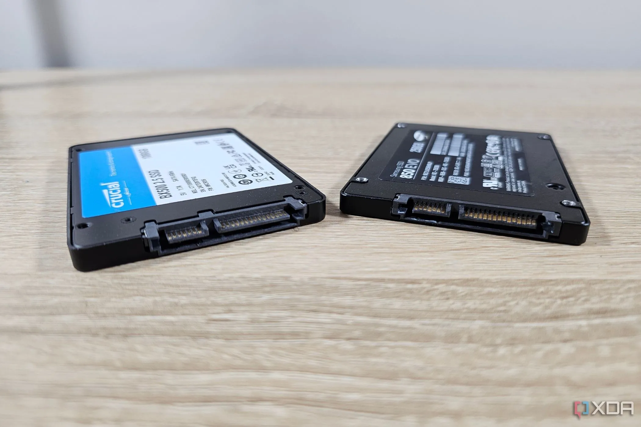 Hai ổ cứng SSD Crucial và Samsung đặt cạnh nhau trên bàn làm việc