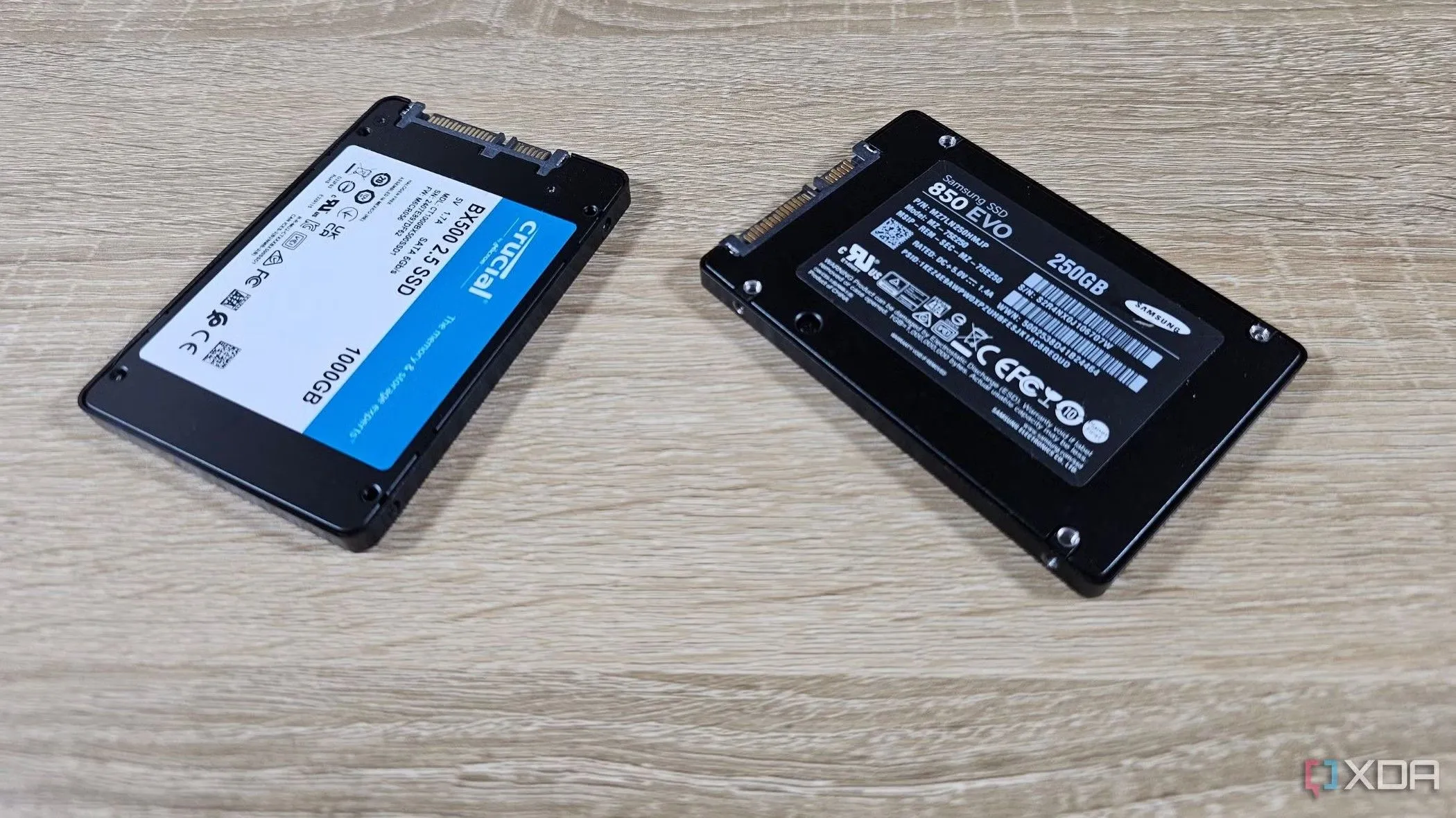 Hai ổ cứng SSD Crucial và Samsung trên bàn, đại diện cho các giải pháp lưu trữ đa dạng