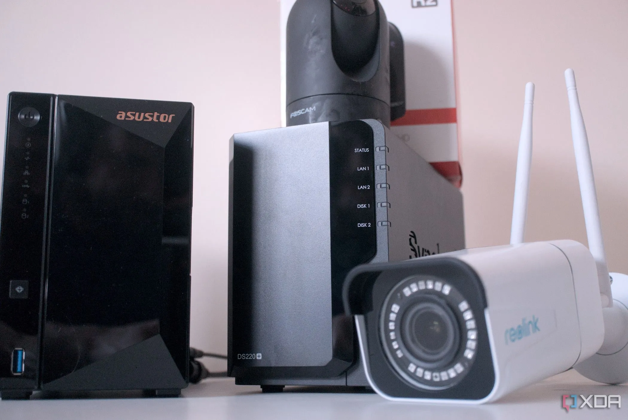 Hệ thống giám sát camera an ninh kết nối với thiết bị NAS, minh họa kịch bản ghi dữ liệu liên tục phù hợp với ổ cứng HDD chuyên dụng