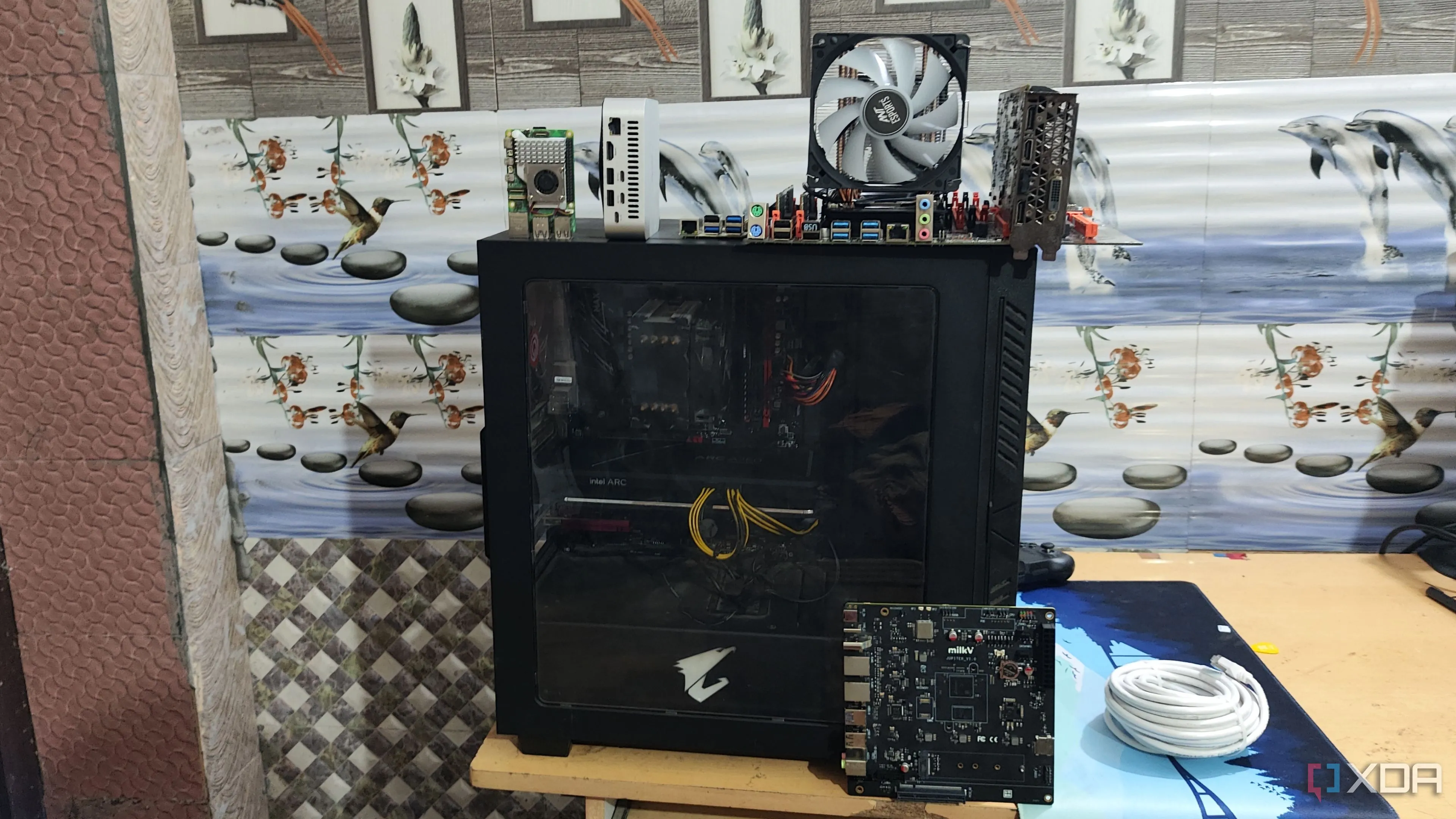 Hệ thống home lab tại nhà với nhiều thiết bị công nghệ khác nhau, thể hiện sự đa dạng trong cách xây dựng server cá nhân.