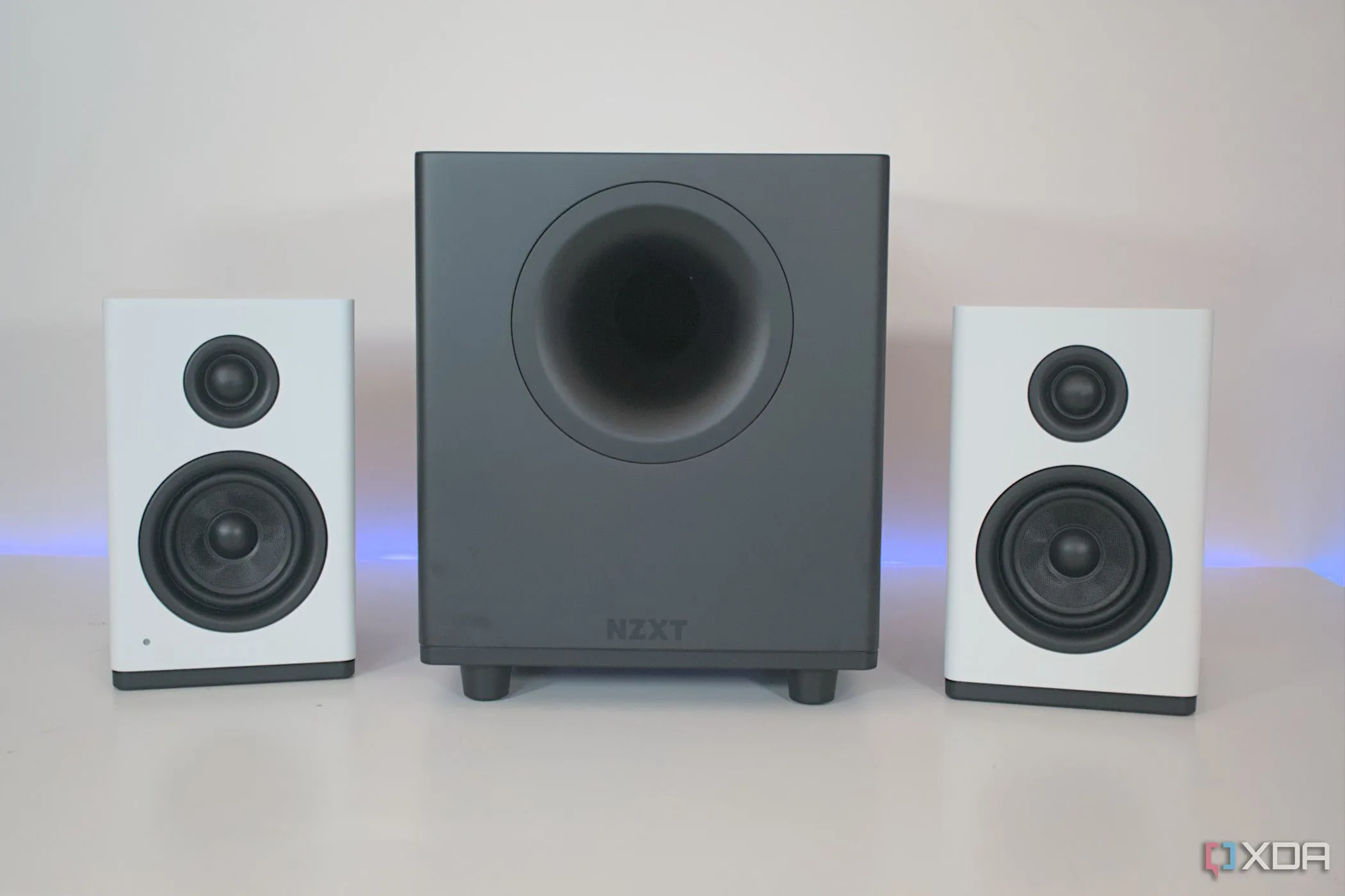 Hệ thống loa NZXT Relay bao gồm loa vệ tinh và loa siêu trầm, mang đến trải nghiệm âm thanh chất lượng cao cho game thủ và giải trí đa phương tiện