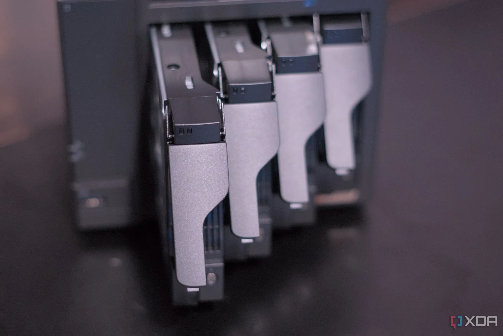 Hệ thống NAS Asustor AS6804T với khoang ổ đĩa mở, tối ưu cho mạng 2.5GbE