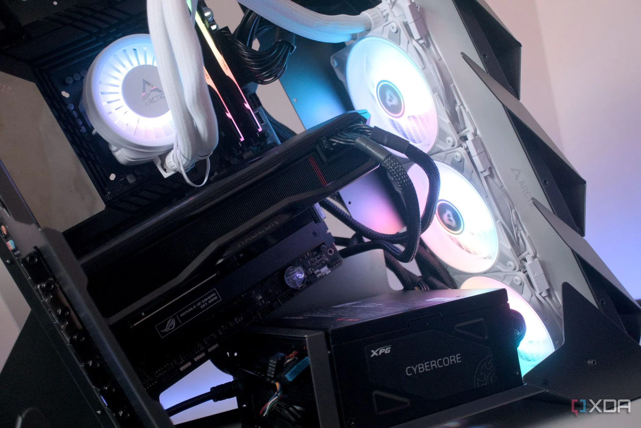 Hệ thống PC đang hoạt động bên trong vỏ case Vetroo K1 Pangolin