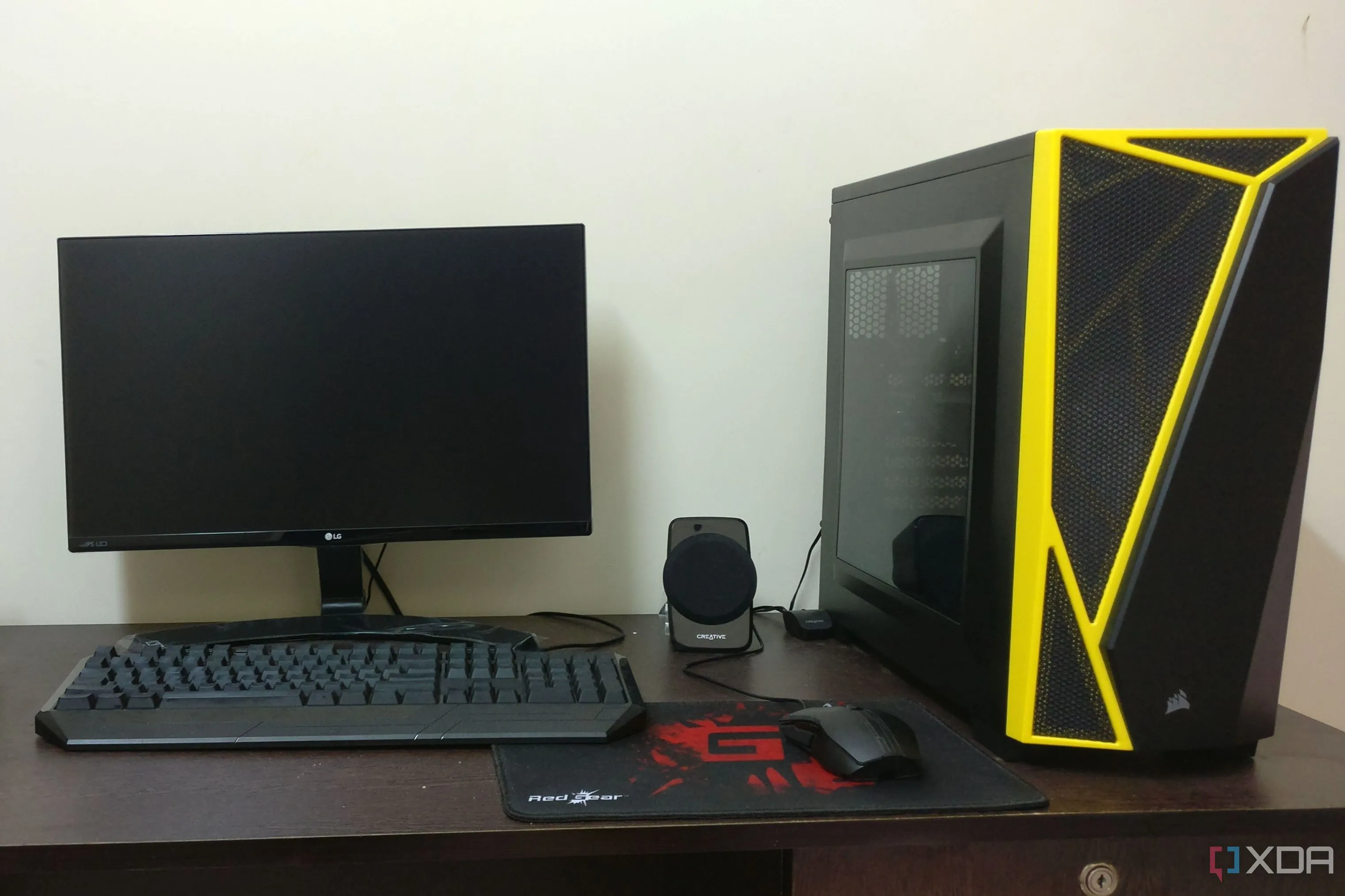 Hệ thống PC gaming màu đen với màn hình, bàn phím và chuột, thể hiện không gian giải trí của game thủ.