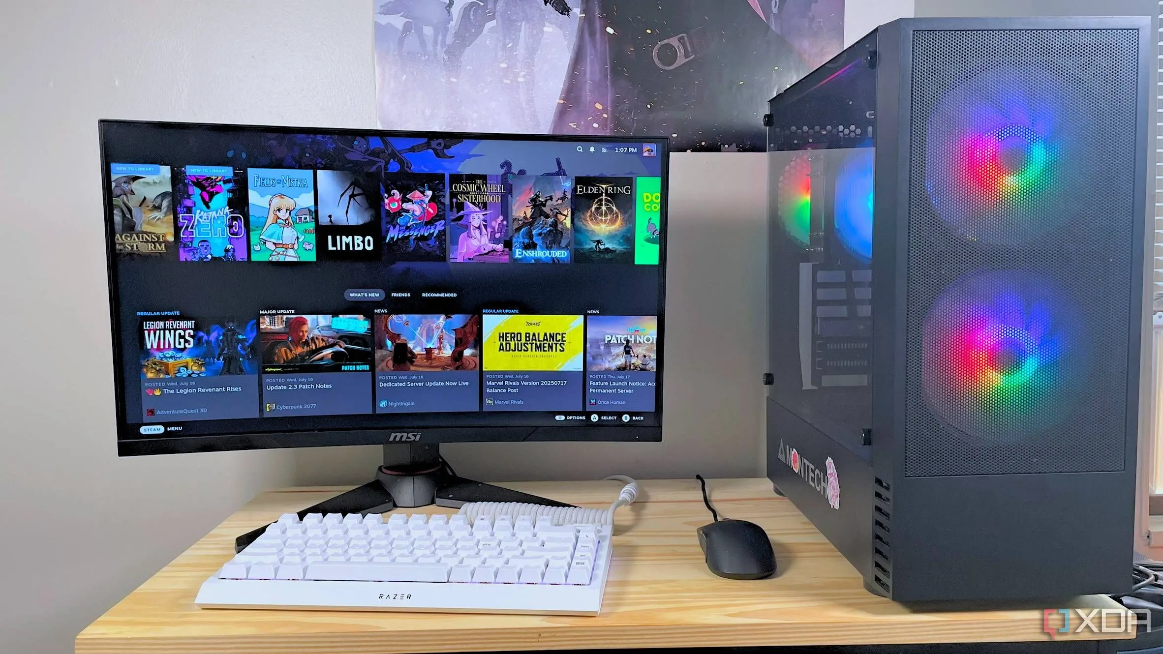 Hệ thống PC tự chế chạy SteamOS kết nối với màn hình, bàn phím và chuột
