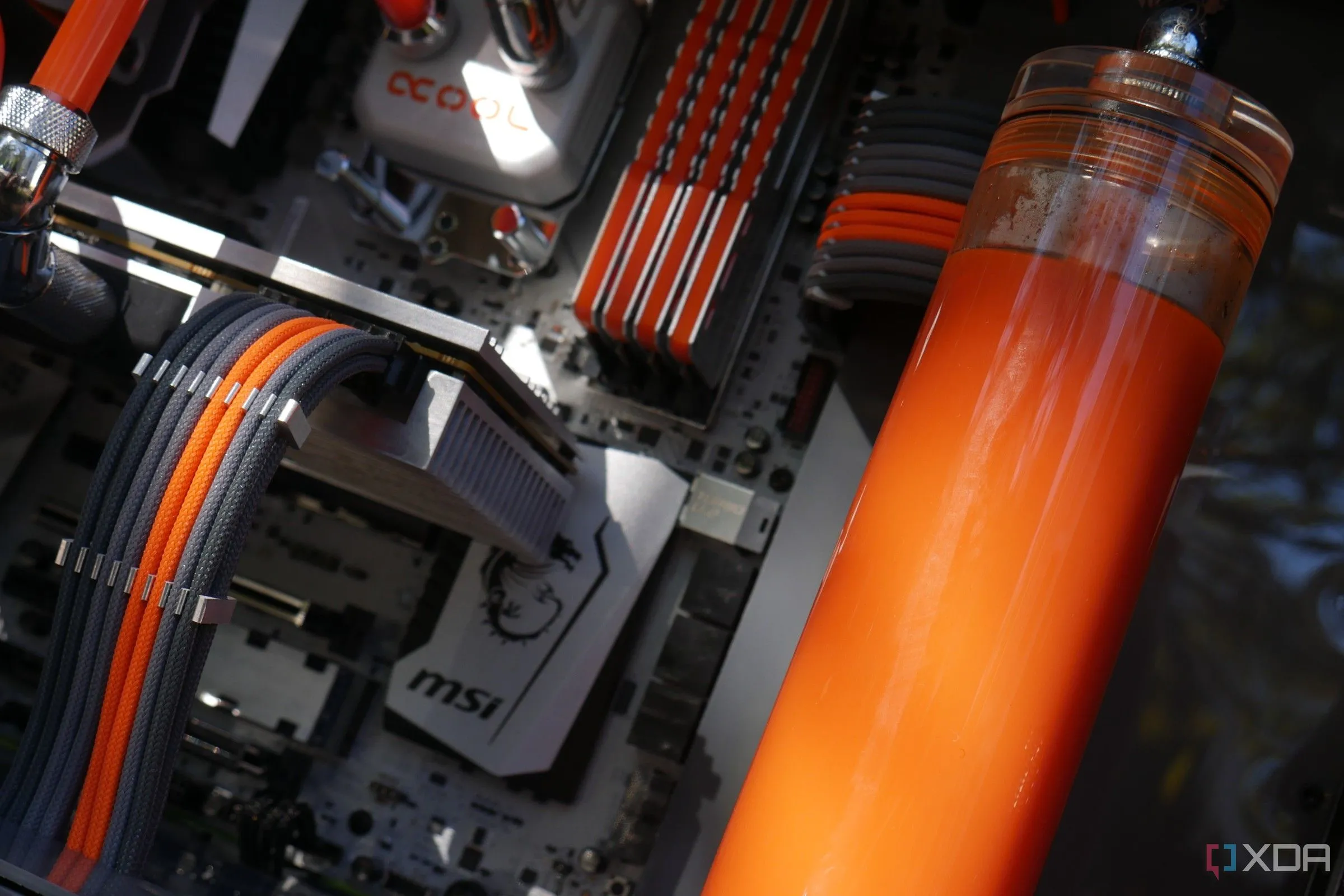 Hệ thống PC tùy chỉnh tản nhiệt nước với cáp nguồn tùy chọn, thể hiện sự cá nhân hóa trong xây dựng PC