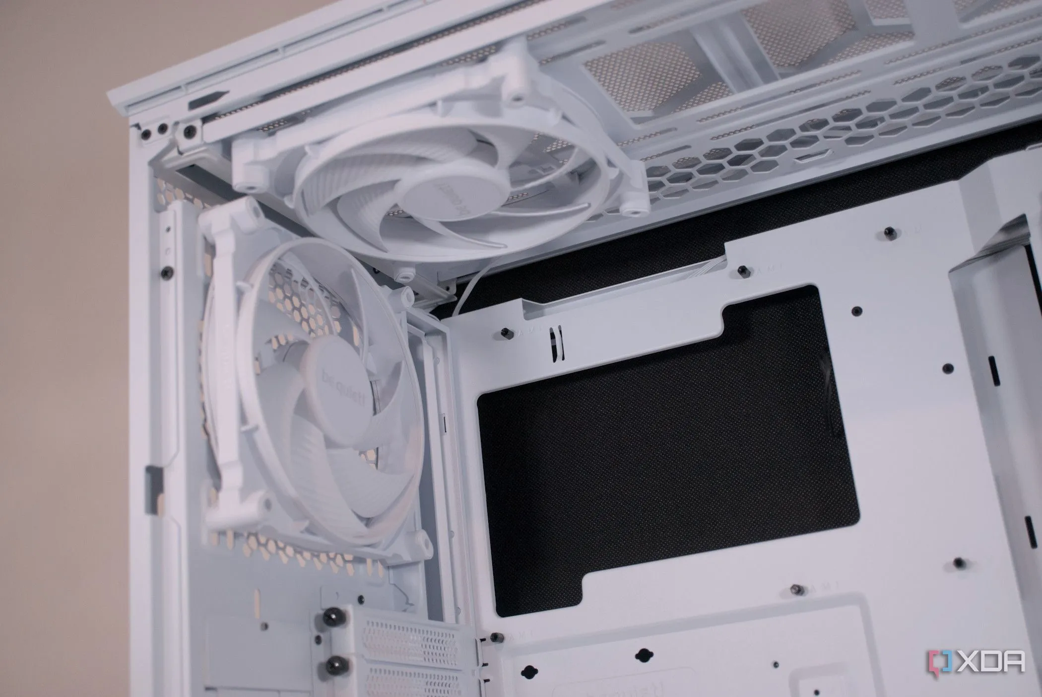 Hệ thống quạt tản nhiệt của một thùng máy tính PC, nguyên nhân chính gây ra tiếng ồn trên nhiều máy tính Windows