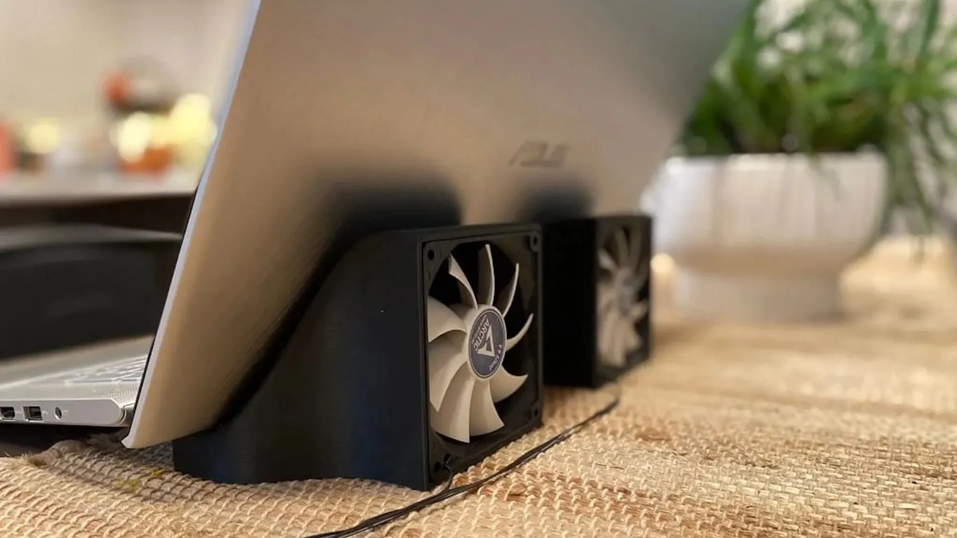 Hệ thống tản nhiệt laptop và giá nâng in 3D tự chế giúp cải thiện luồng khí và giảm nhiệt độ