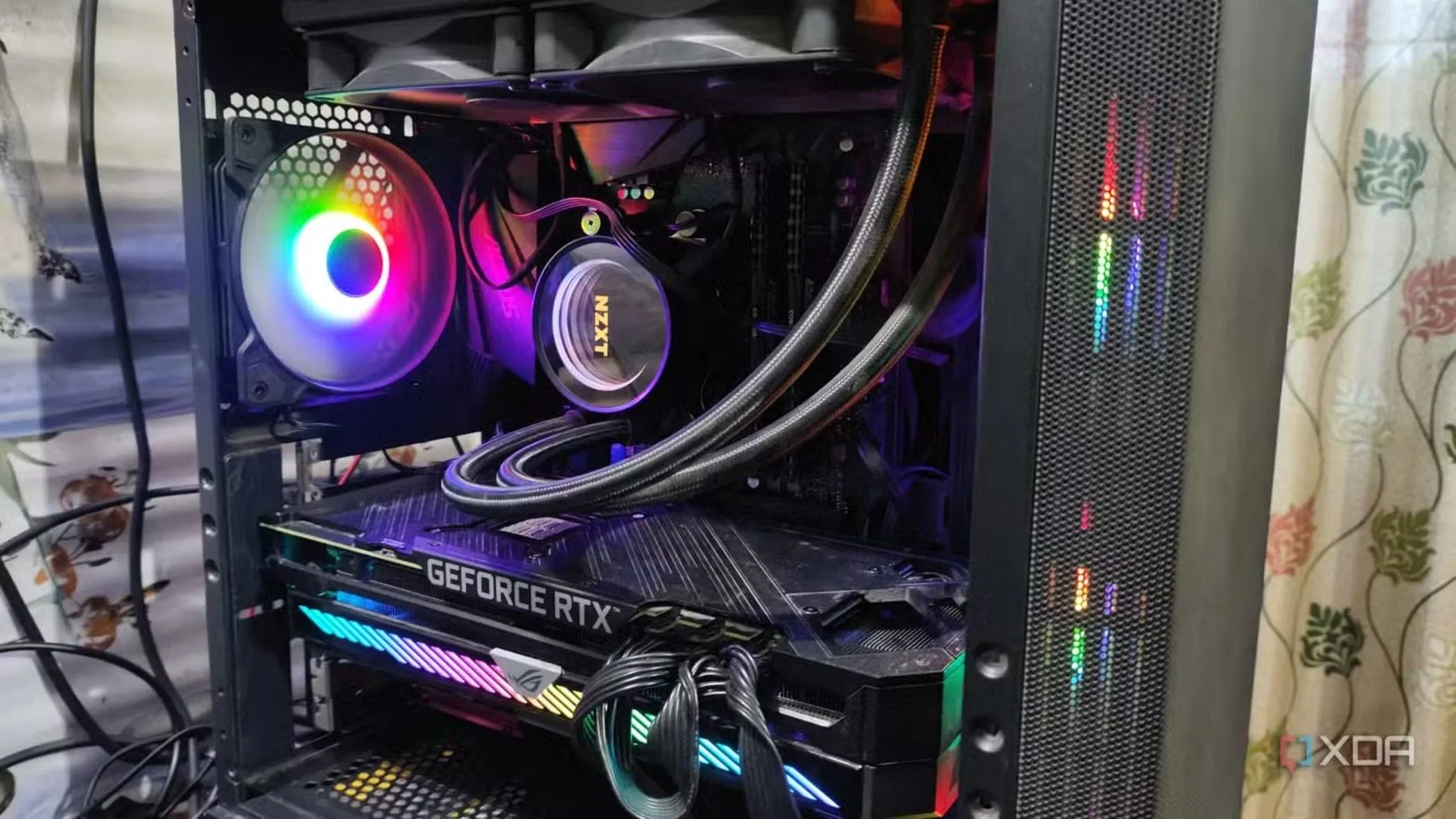 Hệ thống tản nhiệt nước AIO hiện đại đang hoạt động bên trong một bộ PC, minh họa cho công nghệ làm mát tiên tiến nhưng không phải lúc nào cũng cần thiết cho mọi cấu hình