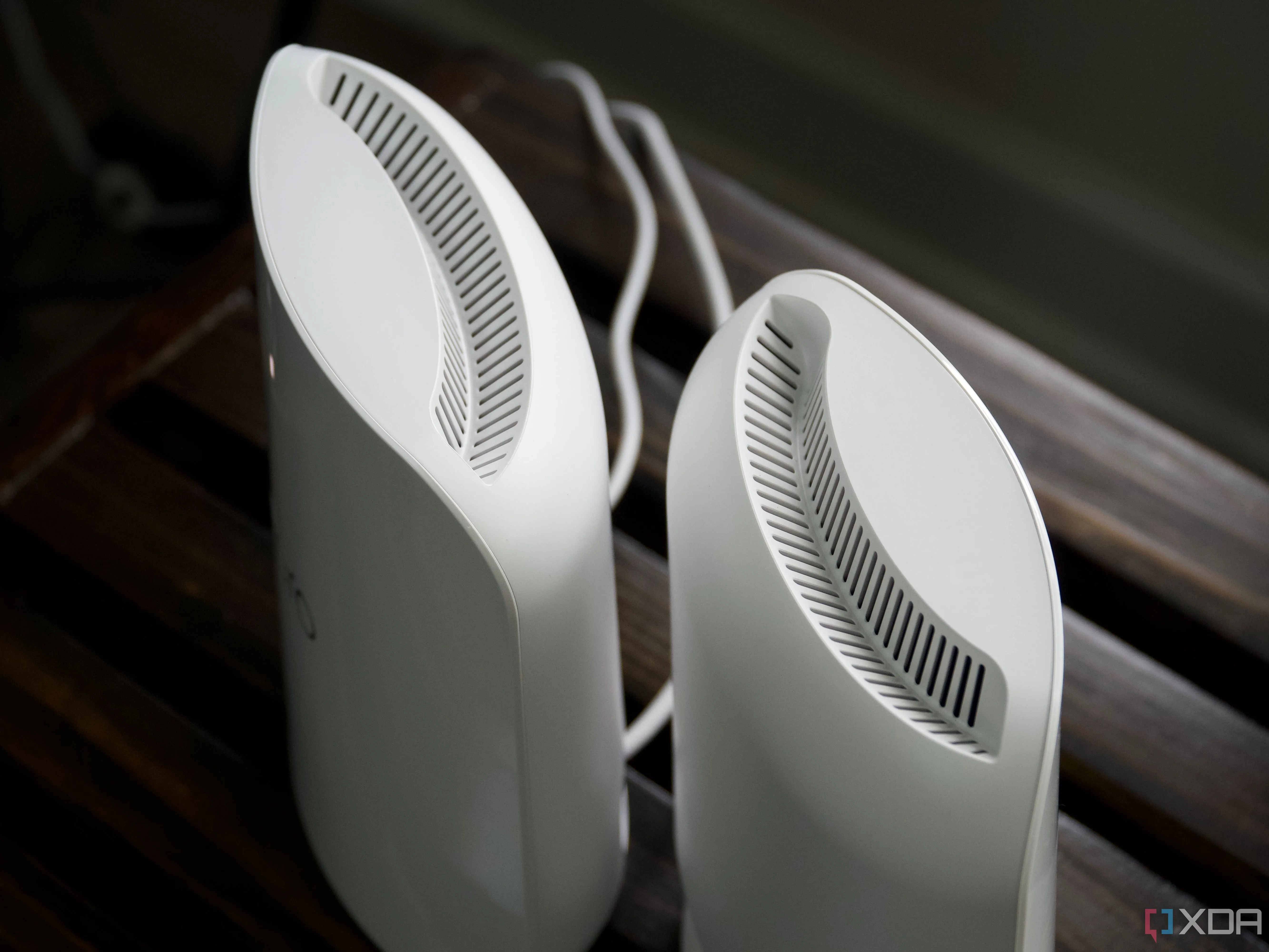 Hệ thống Wi-Fi Mesh Eero Max 7 với hai bộ định tuyến đặt cạnh nhau, minh họa cho công nghệ mạng không dây tiên tiến