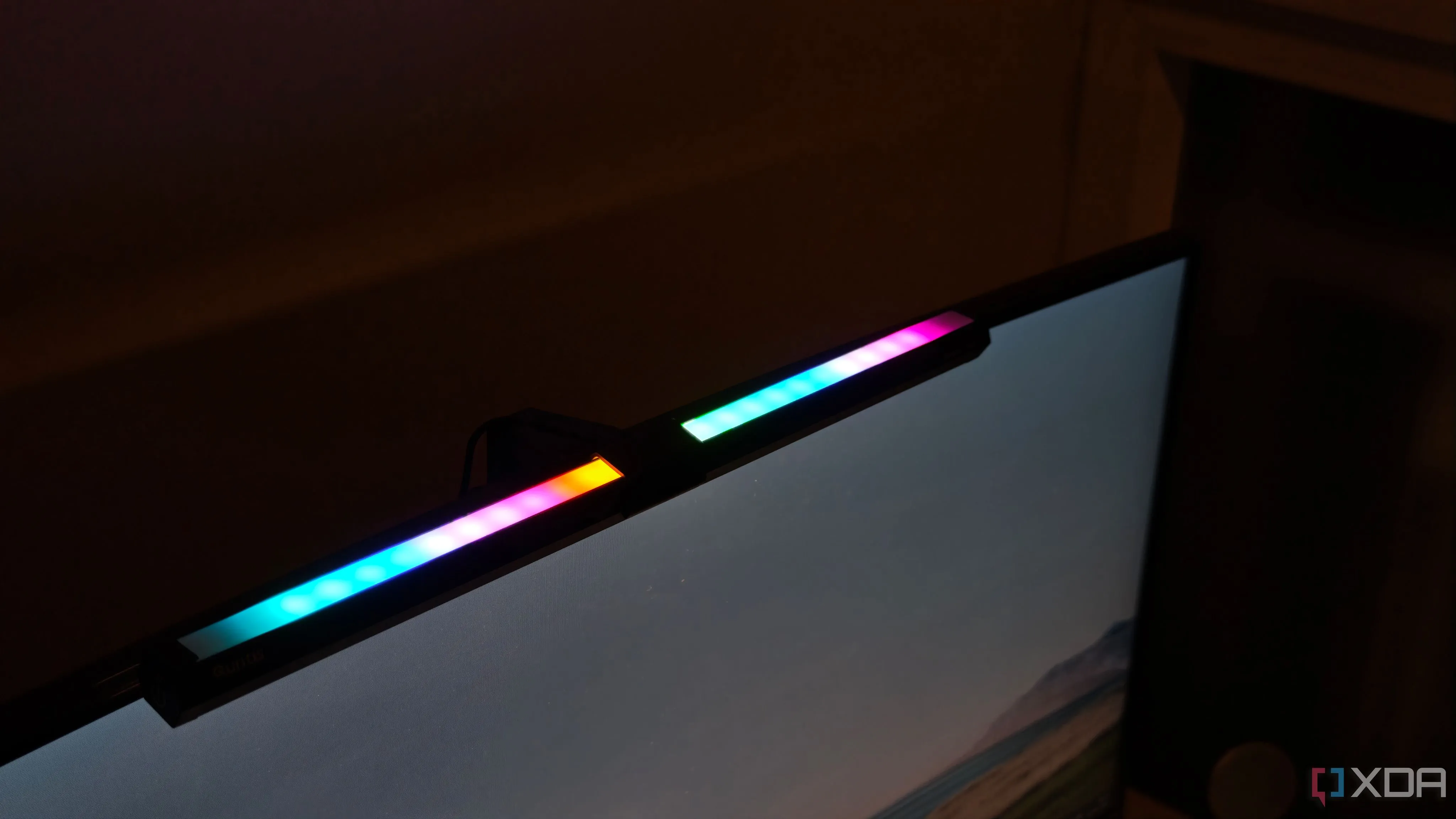 Hiệu ứng ánh sáng RGB sống động phát ra từ mặt sau thanh đèn màn hình, tạo điểm nhấn thẩm mỹ cho không gian setup gaming