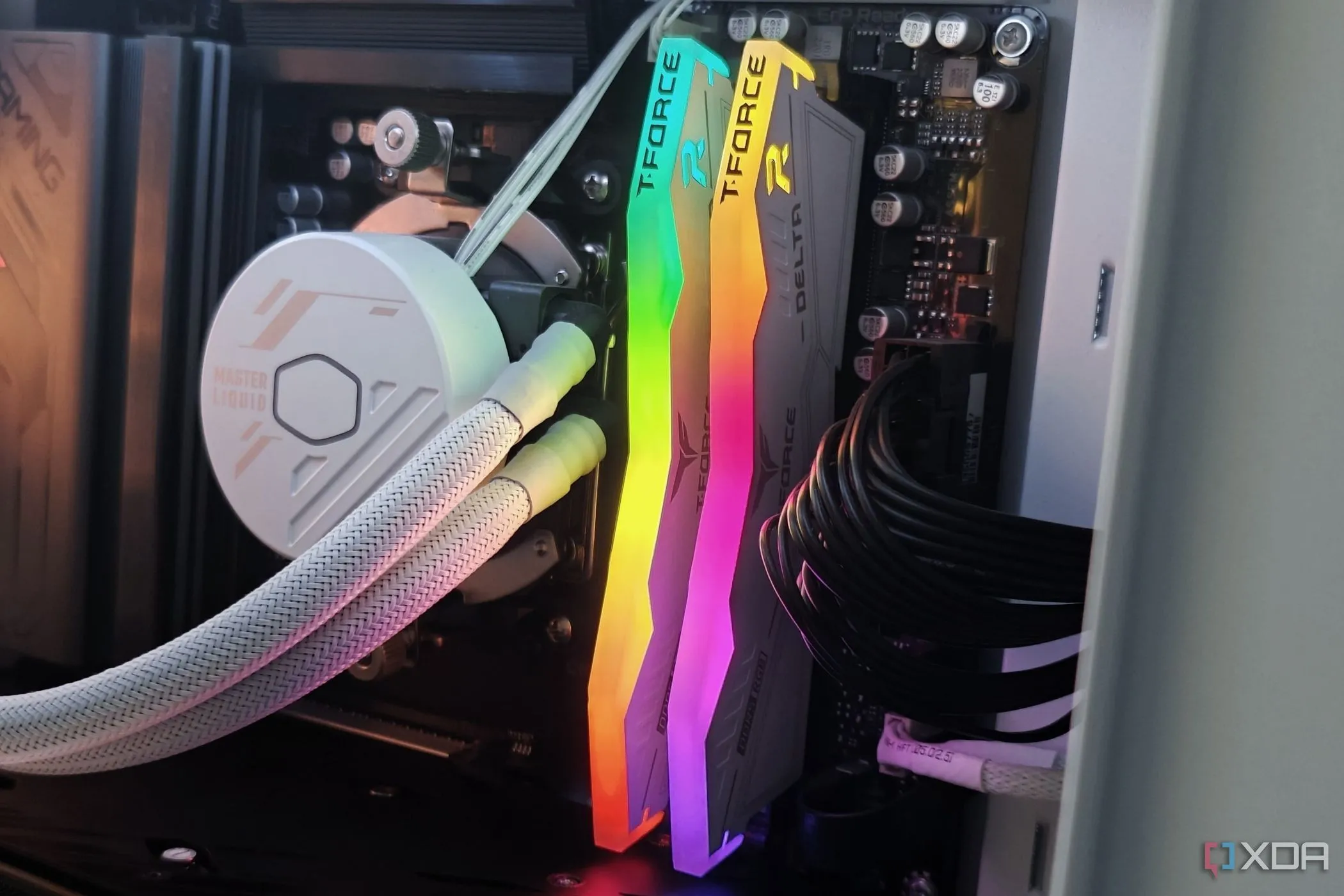 Hình ảnh bộ tản nhiệt CPU và RAM đã được lắp đặt và hoạt động trên bo mạch chủ