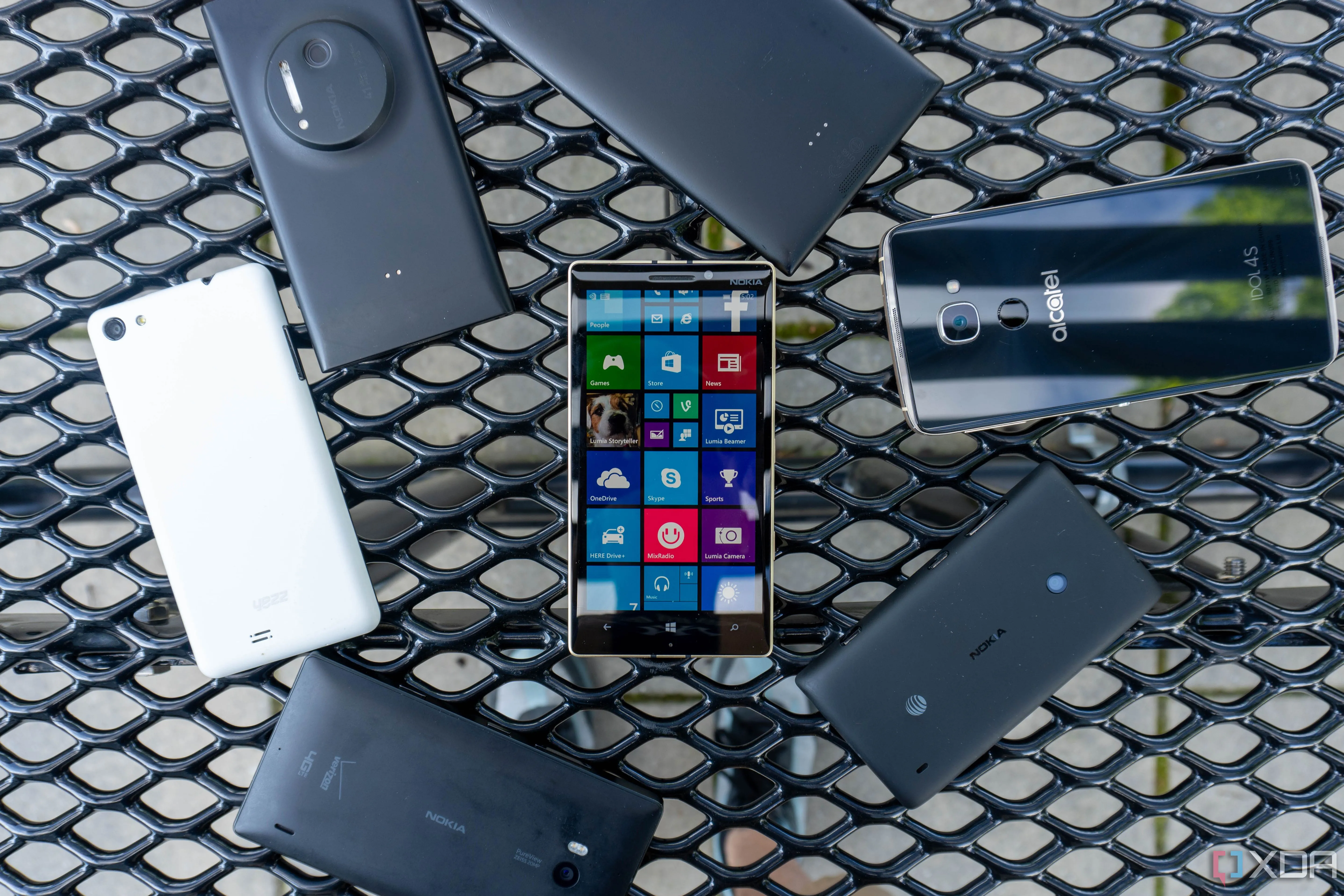Hình ảnh các mẫu điện thoại Windows Phone và Lumia của Microsoft, biểu tượng của nền tảng di động một thời.