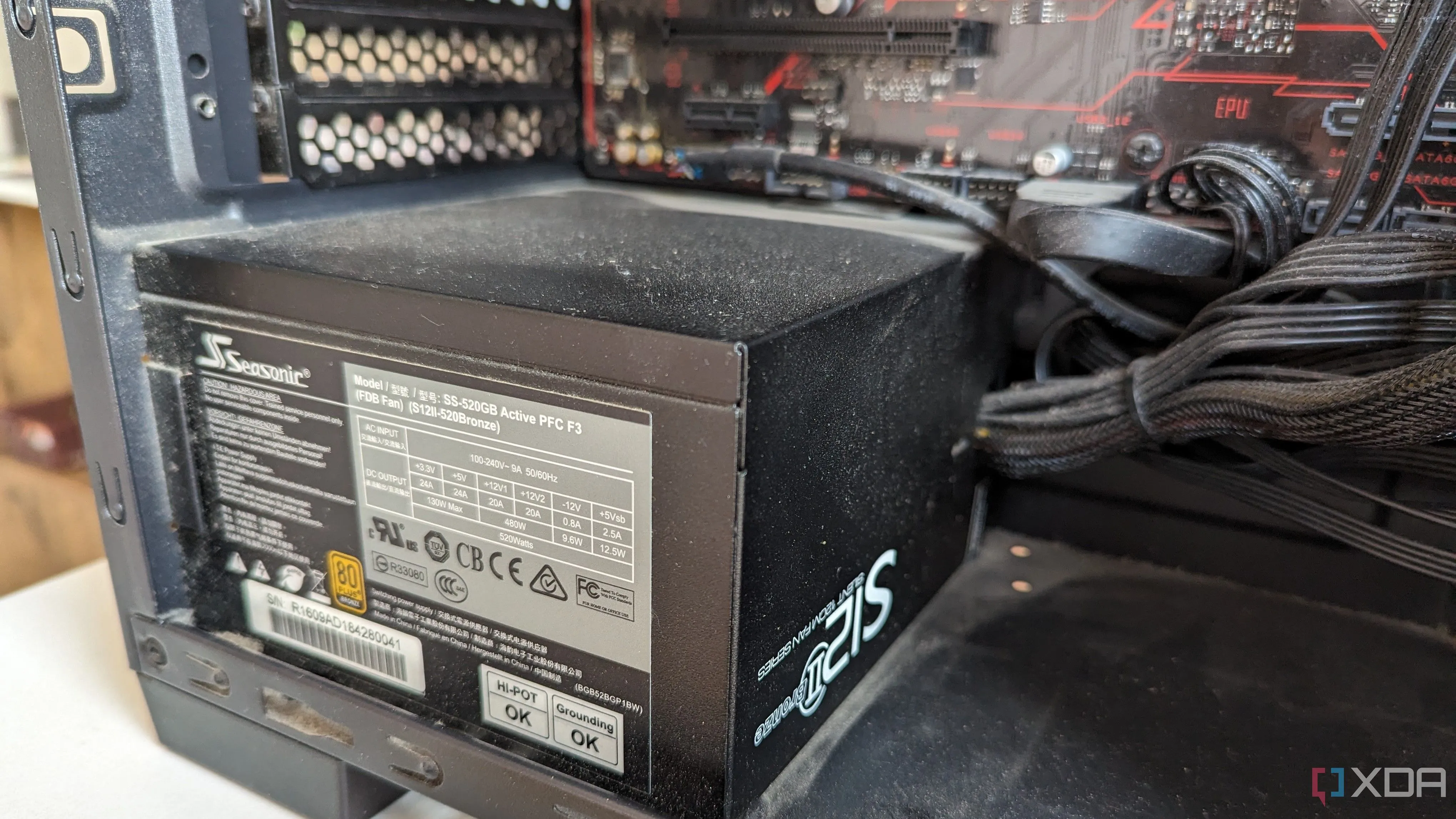 Hình ảnh cận cảnh bộ nguồn (PSU) bên trong máy tính chơi game, nhấn mạnh chi phí năng lượng khi chạy LLM tự host.