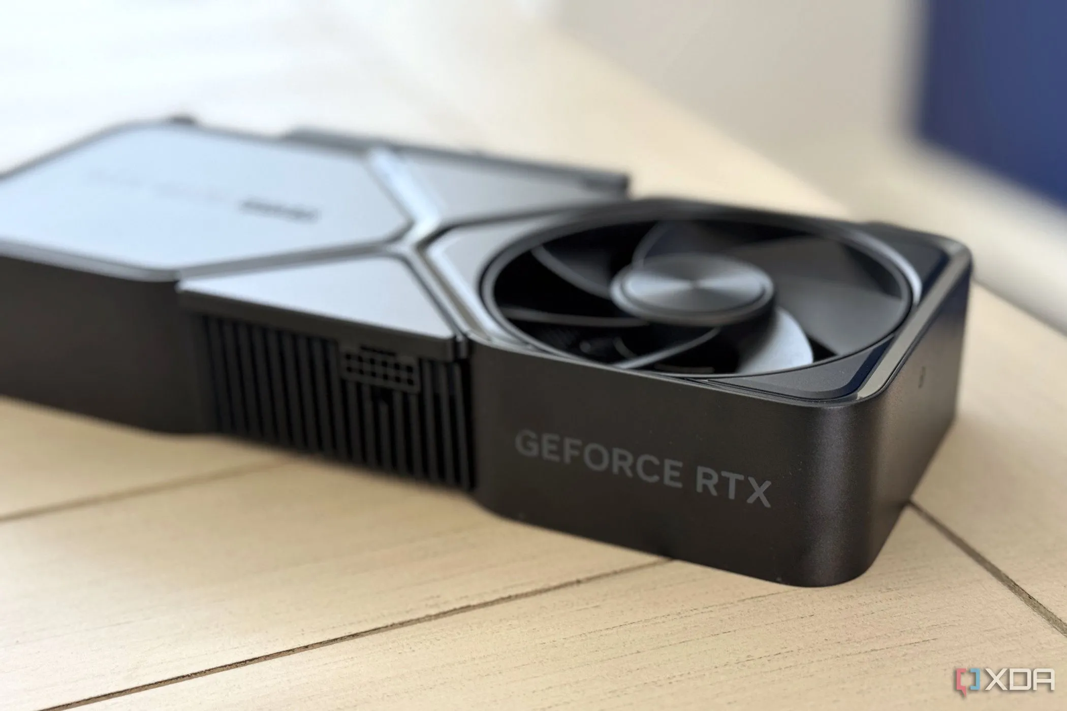 Hình ảnh cận cảnh card đồ họa Nvidia GeForce RTX 4070 Super Founders Edition, tượng trưng cho hiệu năng ổn định của dòng RTX 40 series.