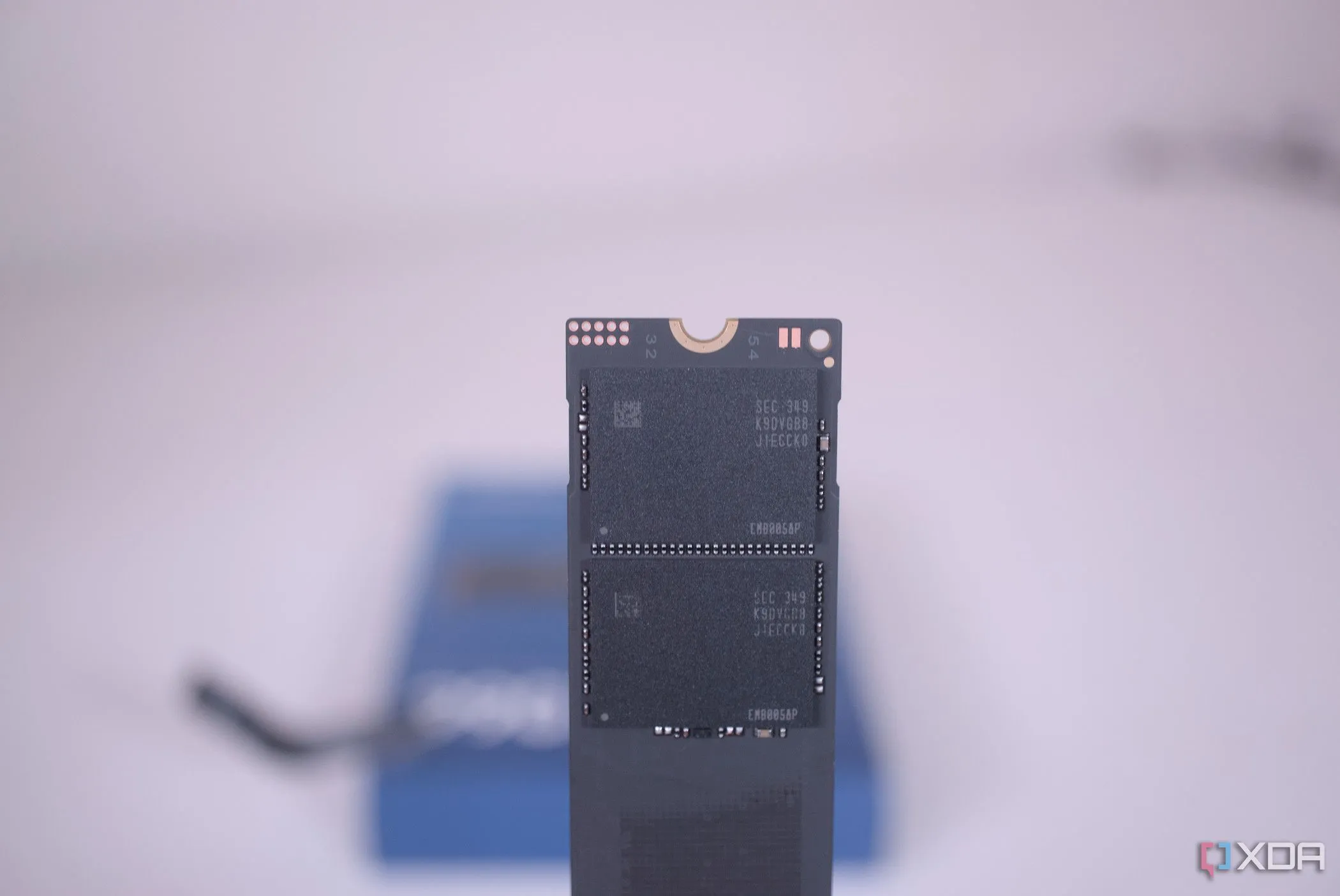 Hình ảnh cận cảnh chip NAND trên một ổ cứng SSD Samsung 990 Evo, minh họa sự đa dạng về công nghệ lưu trữ và các yếu tố cấu thành nên hiệu suất và độ bền của SSD NVMe