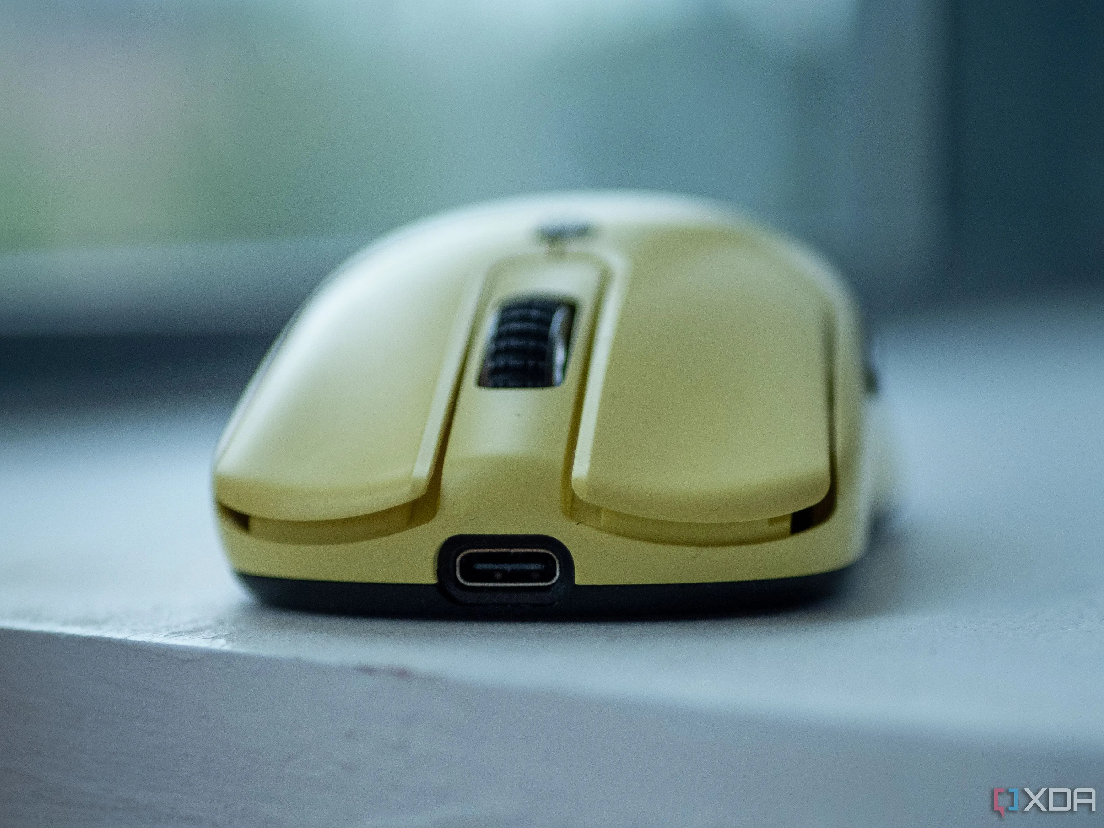 Hình ảnh cận cảnh chuột gaming Vaxee XE-S không dây màu đen, đặt trên bàn di chuột (mousepad), thể hiện thiết kế công thái học và các nút điều khiển, phục vụ việc tinh chỉnh độ nhạy trong CS2.