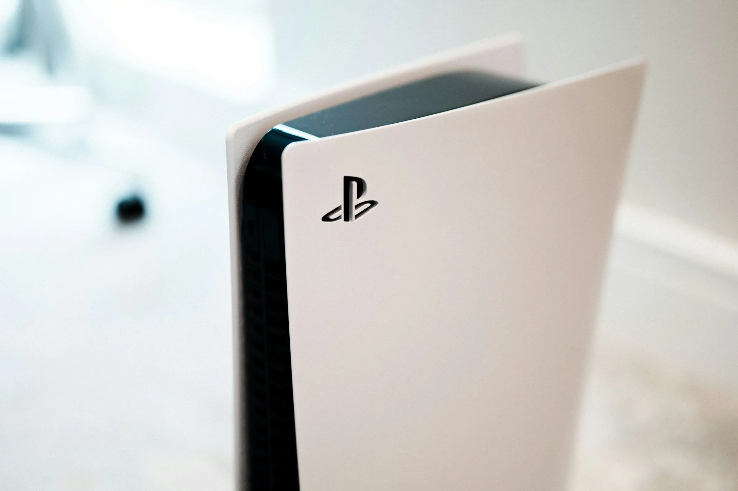 Hình ảnh cận cảnh máy chơi game PlayStation 5, biểu tượng của trải nghiệm console độc đáo.