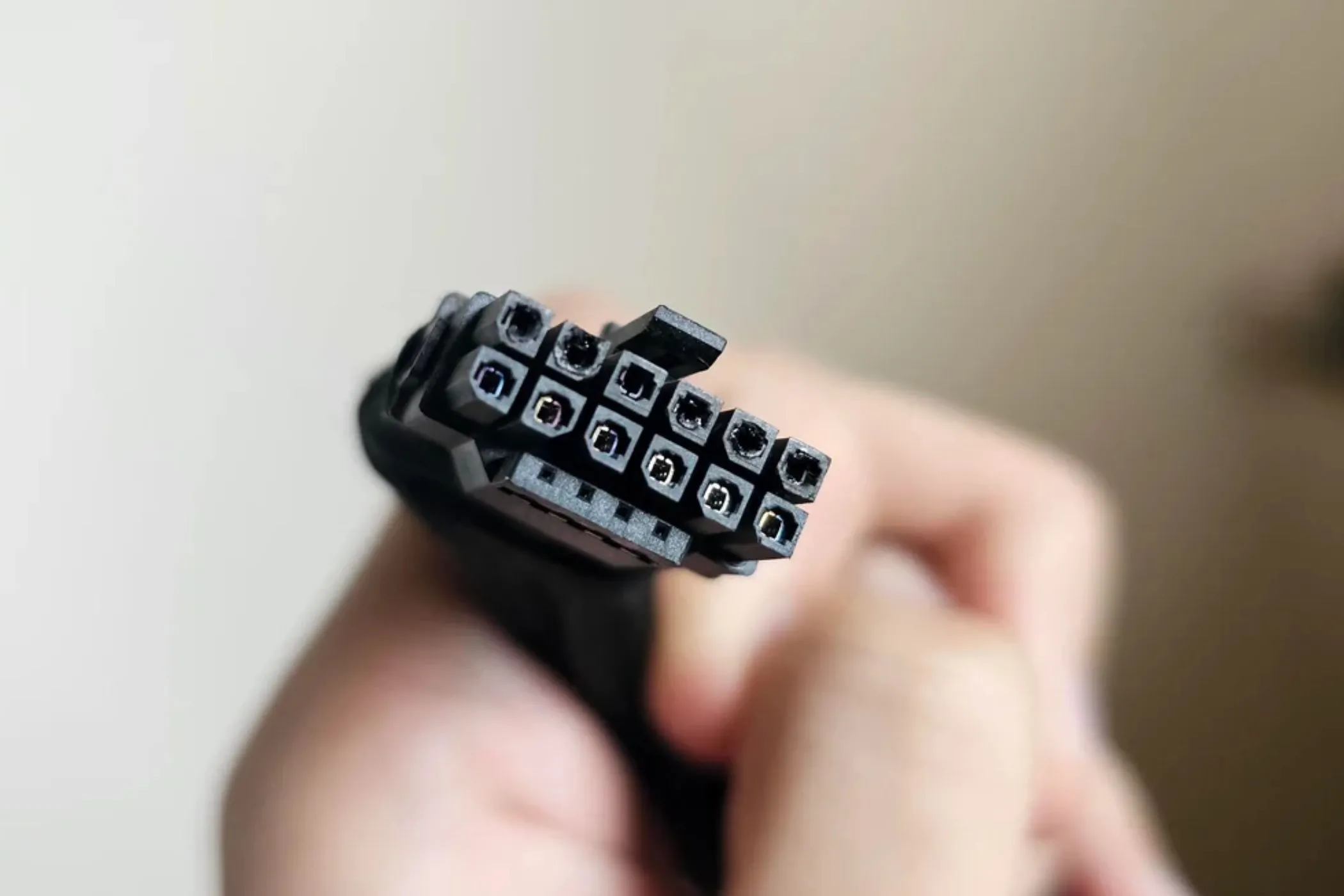 Hình ảnh cận cảnh một đầu nối 12VHPWR bị cháy xém do lỗi nóng chảy trên card đồ họa.