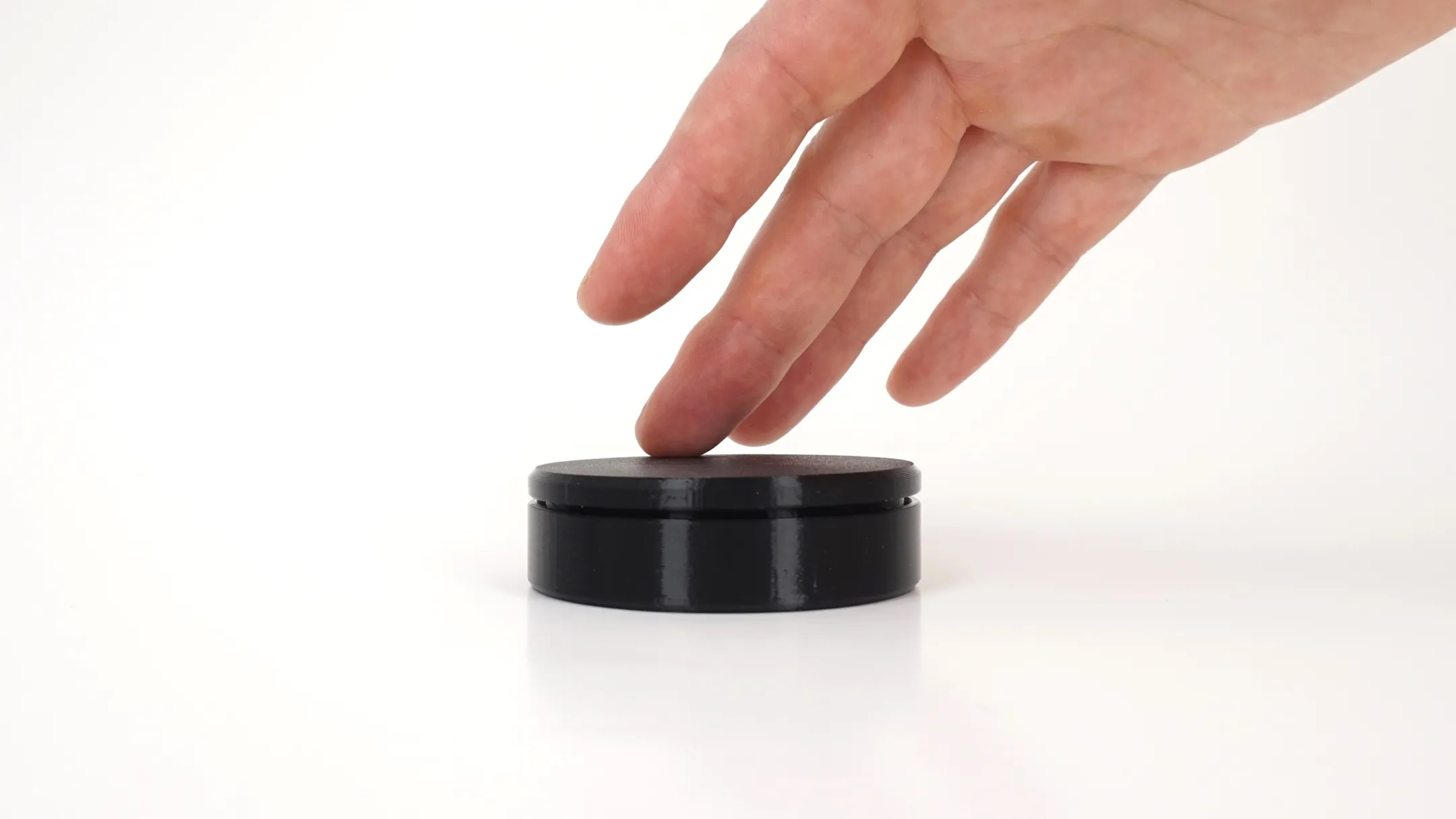 Hình ảnh cận cảnh núm xoay điều khiển Ploopy Knob màu đen, thể hiện thiết kế nhỏ gọn và nút bấm trung tâm.