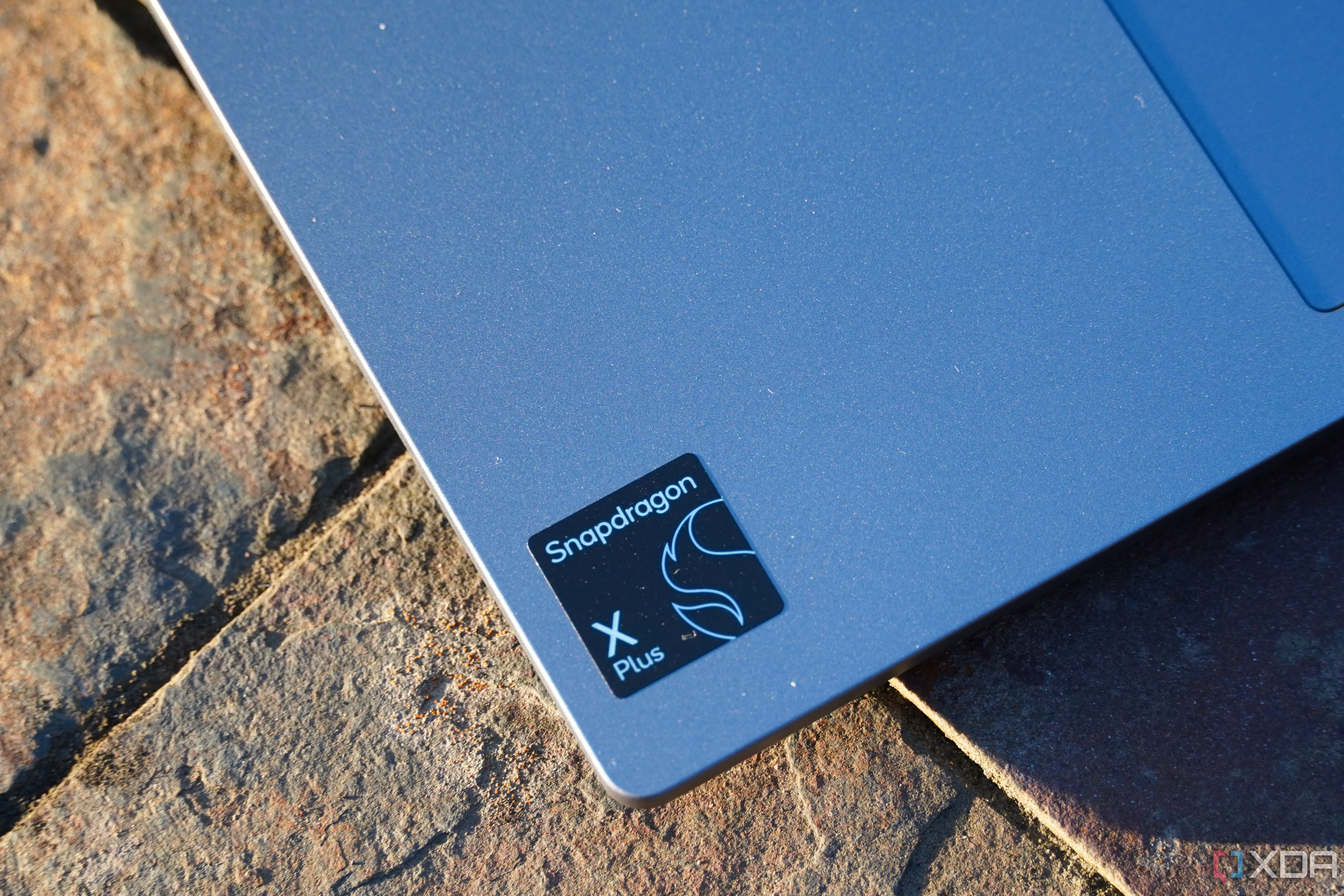 Hình ảnh chiếc laptop Lenovo ThinkBook G7 với logo Qualcomm Snapdragon X, biểu tượng cho vi xử lý Arm trên Windows.