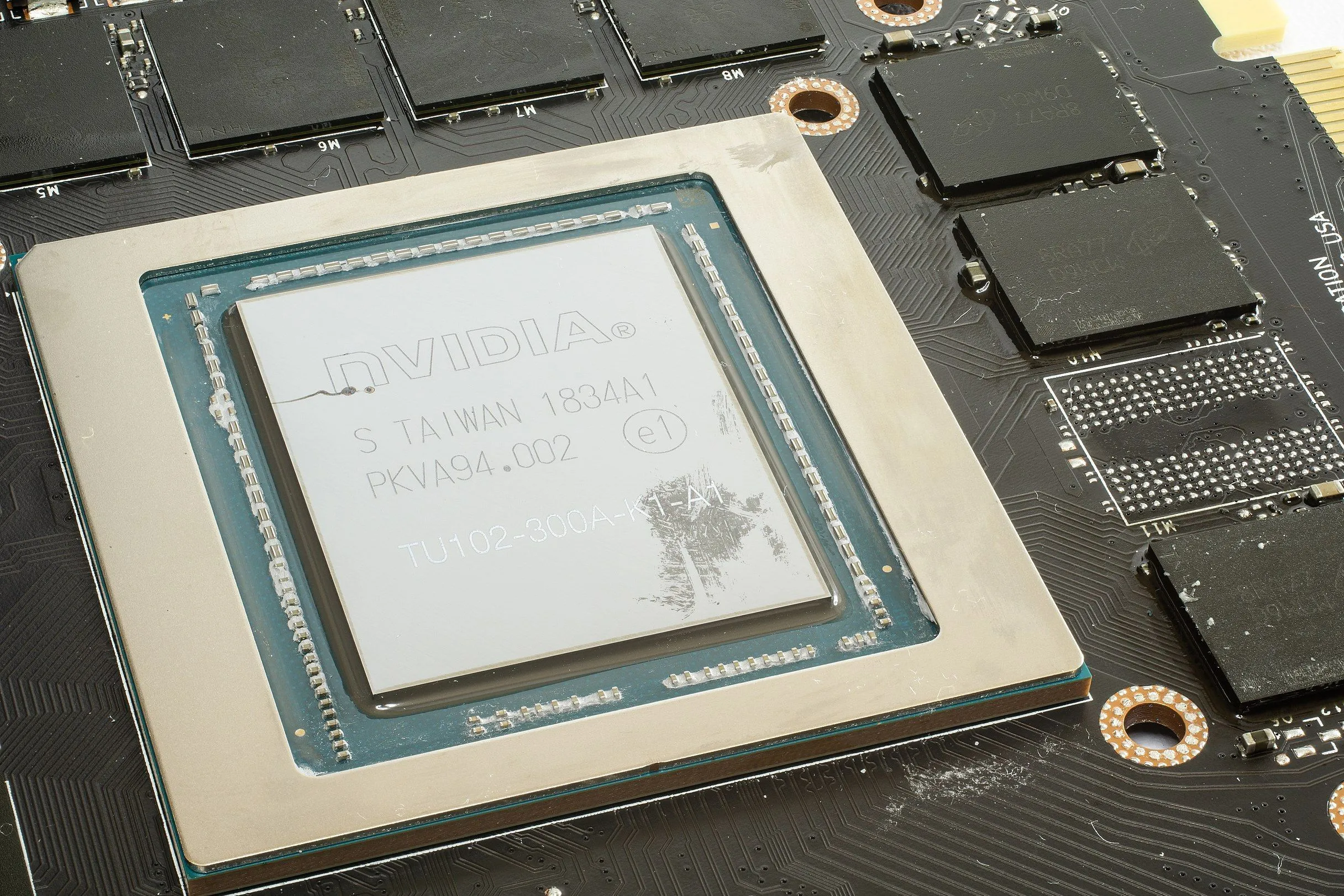 Hình ảnh chip GPU và bộ nhớ VRAM bên trong card đồ họa, minh họa các thành phần chính