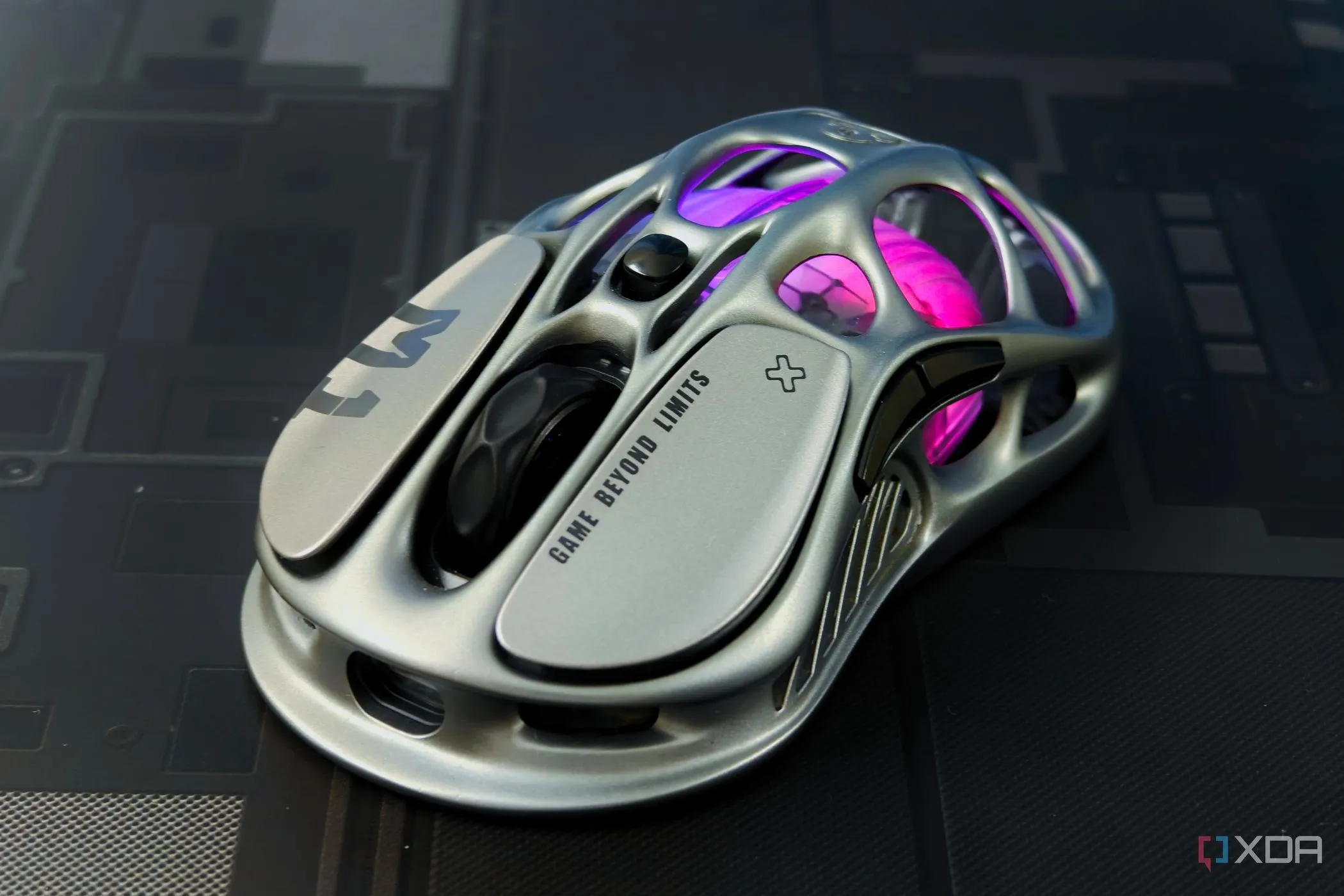 Hình ảnh chuột gaming GravaStar Mercury M1 Pro với thiết kế độc đáo và góc cạnh, mang phong cách tương lai