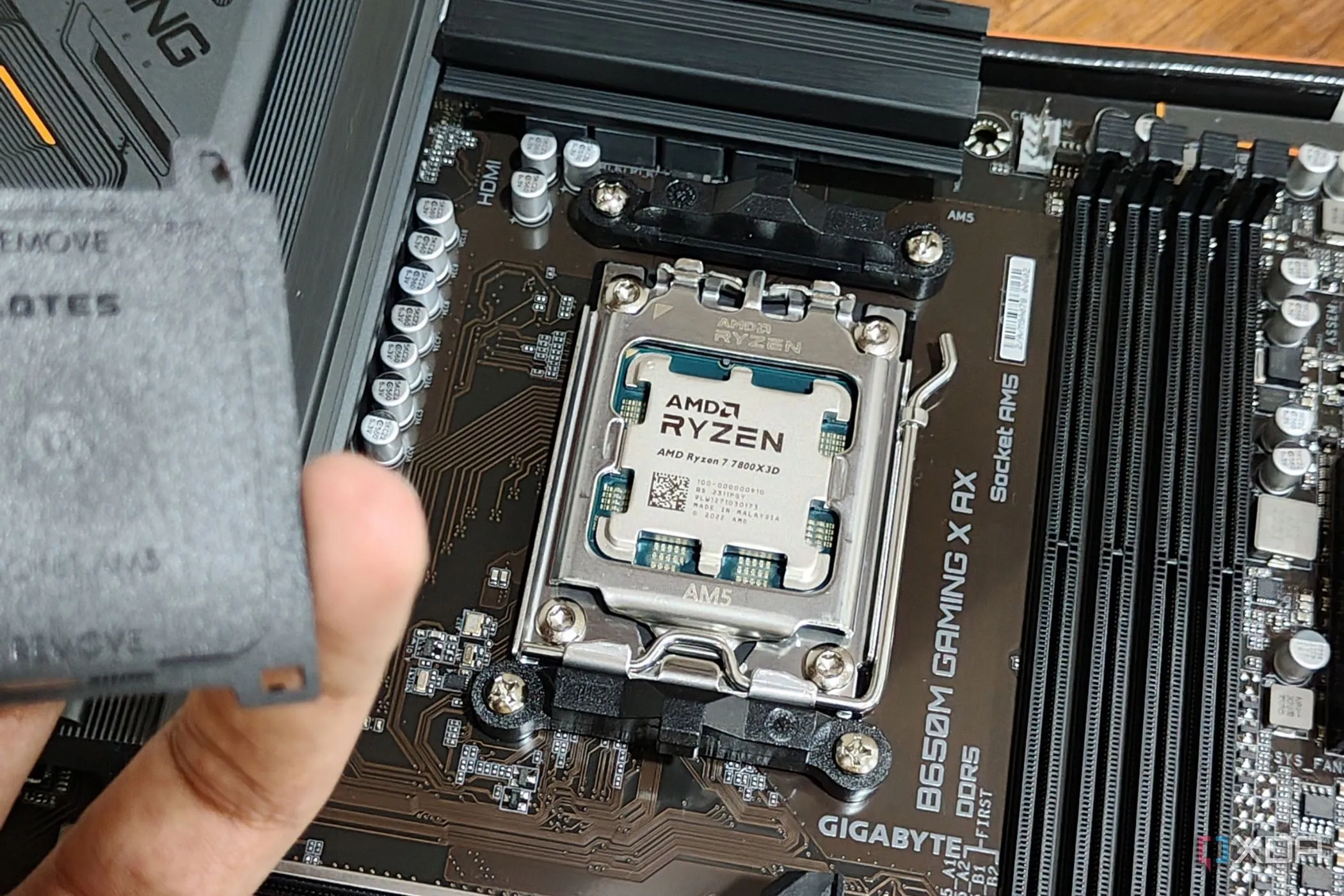 Hình ảnh CPU AMD Ryzen 7 7800X3D được lắp trên bo mạch chủ, minh họa việc nâng cấp bộ xử lý để tối ưu hiệu suất gaming.