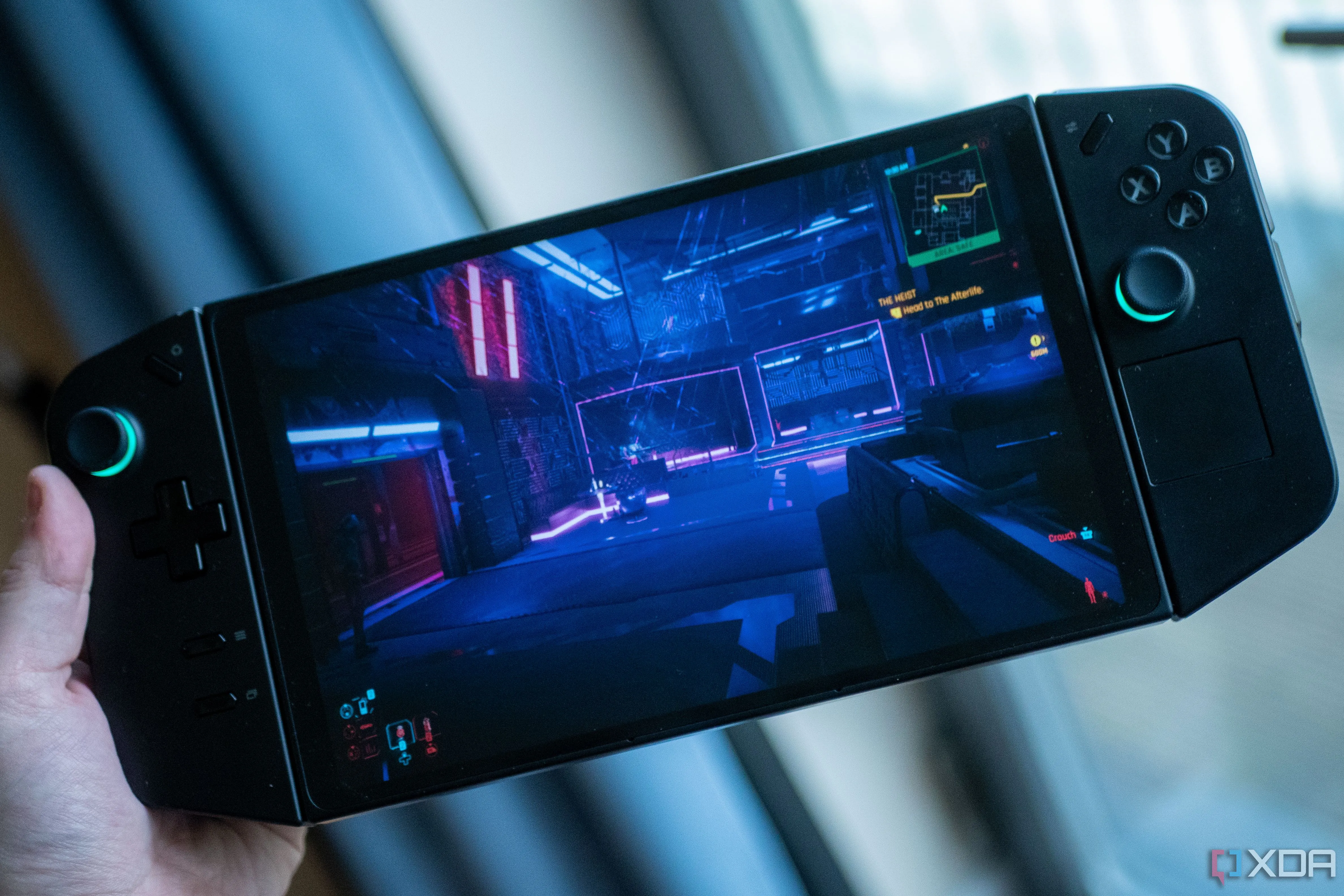Hình ảnh Cyberpunk 2077 đang được chơi trên thiết bị cầm tay Lenovo Legion Go, minh họa sức mạnh phần cứng cần thiết để vận hành game mượt mà.