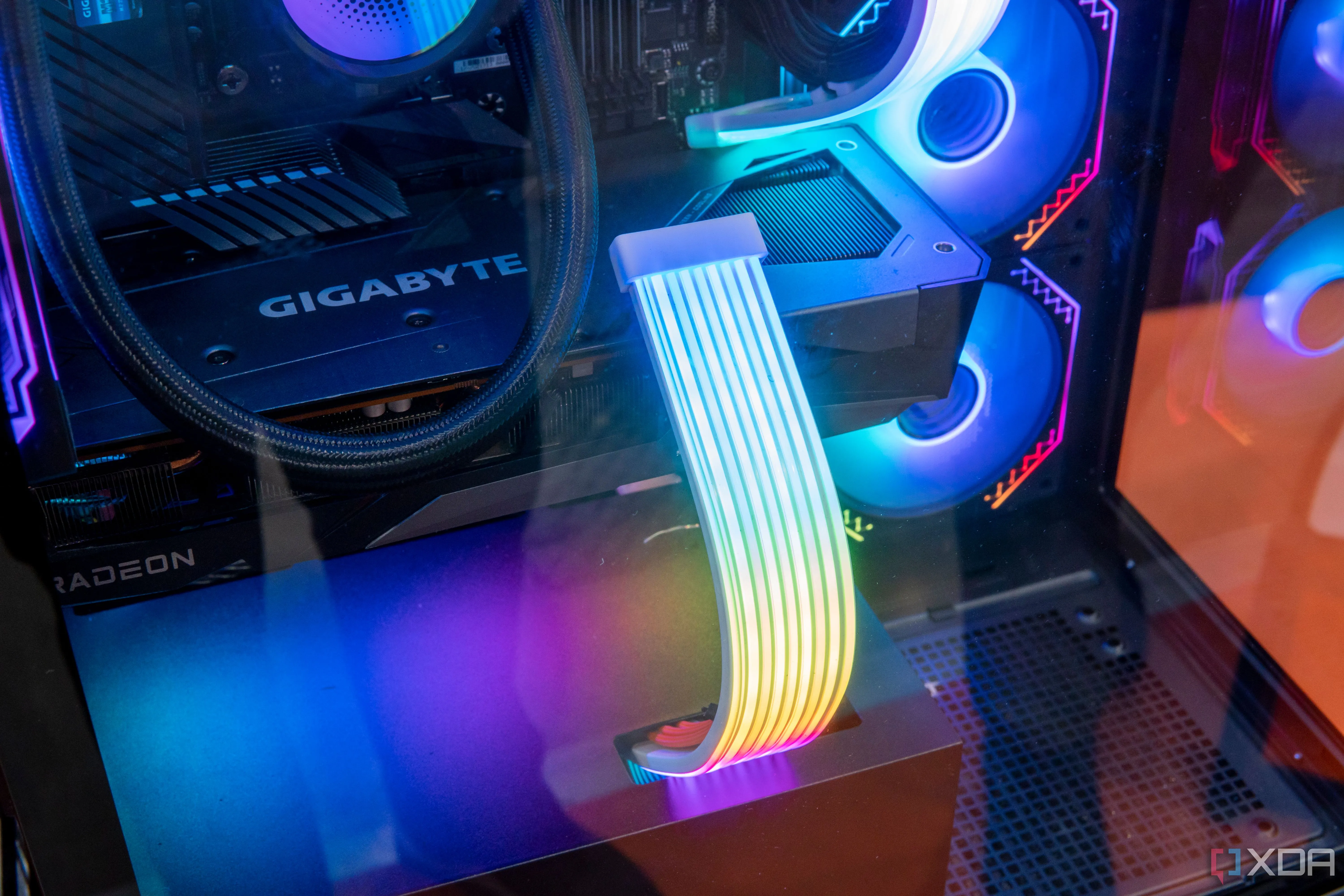 Hình ảnh dây cáp RGB trong case Xigmatek Endorphin 9, thể hiện cách bố trí linh kiện trong thiết kế SFF