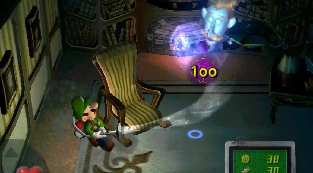 Hình ảnh gameplay của Luigi's Mansion, nhân vật Luigi đang khám phá một căn phòng ma ám với chiếc máy hút bụi Poltergust.