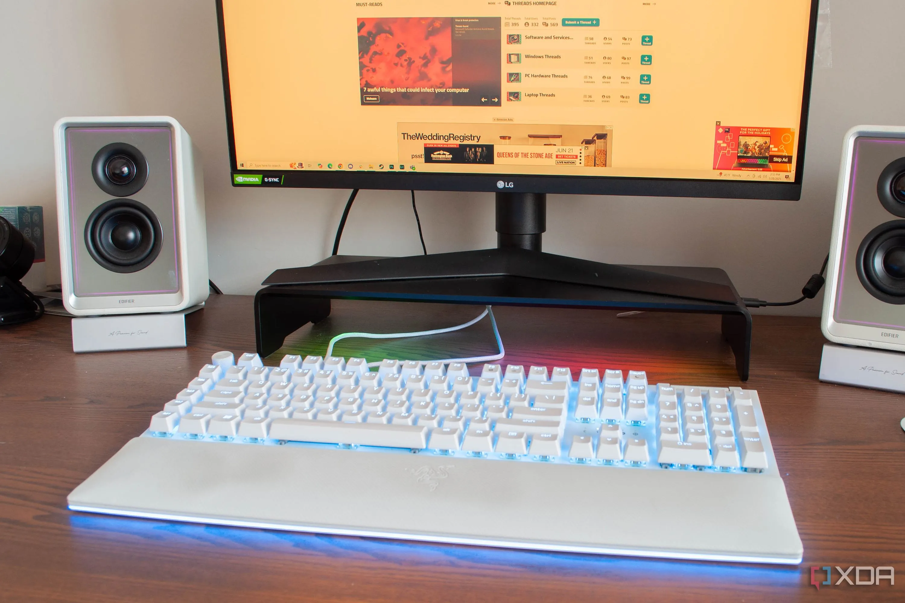 Hình ảnh giá đỡ màn hình Razer Chroma với đầy đủ các phụ kiện trên bàn làm việc
