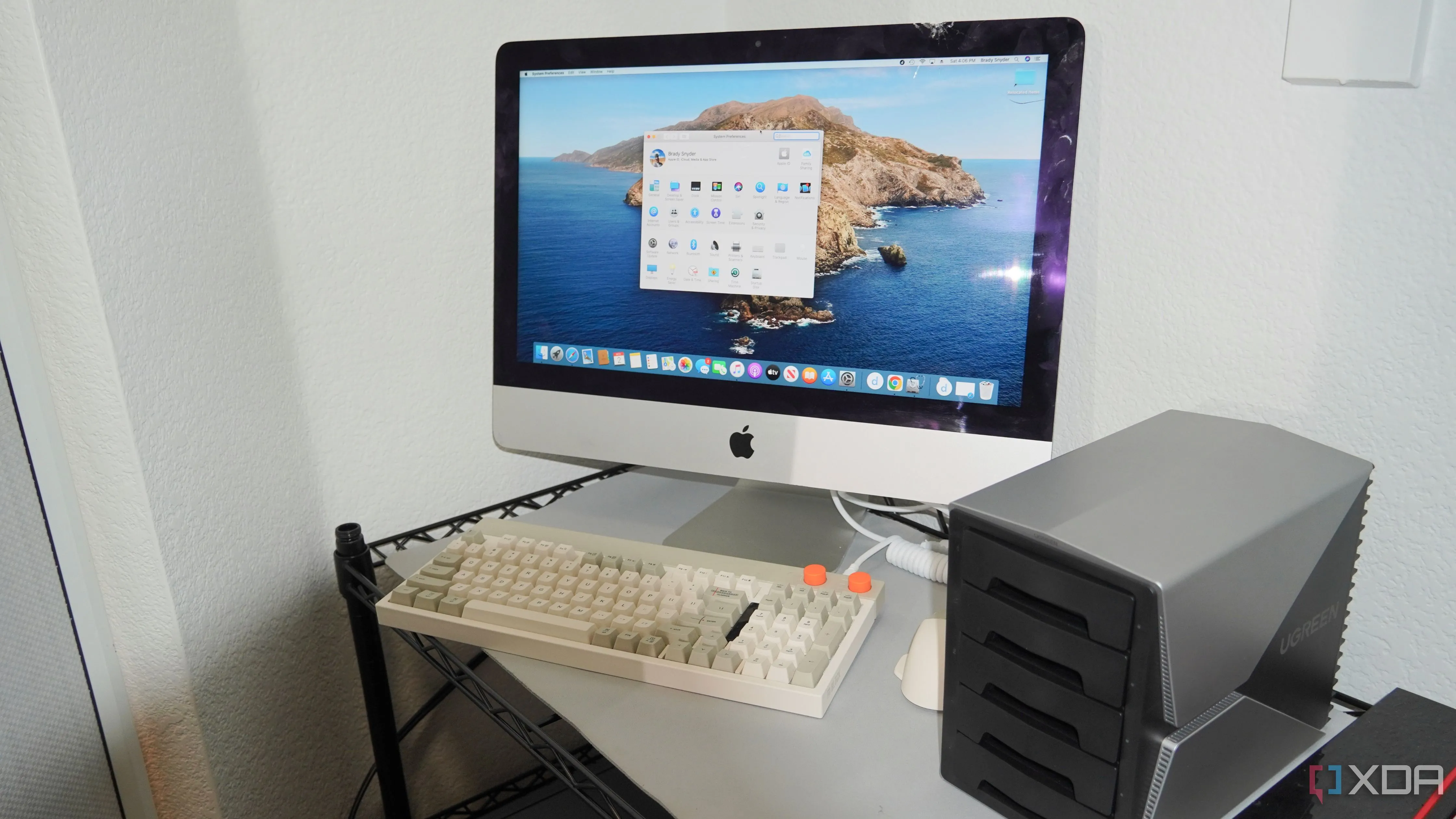 Hình ảnh iMac được tận dụng làm NAS, minh họa cho việc thiết lập máy chủ Plex Media Server trên các thiết bị có sẵn.