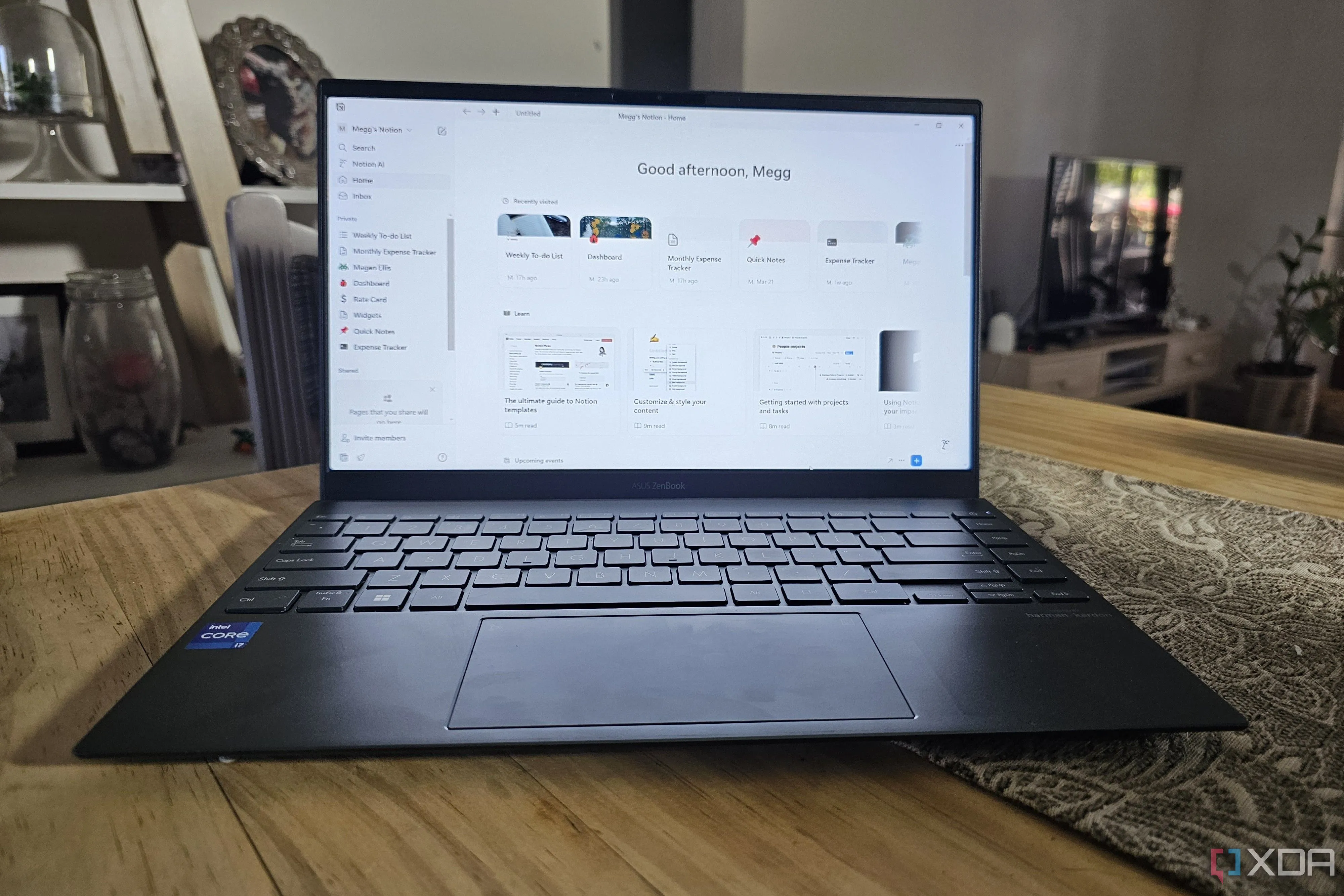 Hình ảnh laptop đặt trên bàn, màn hình hiển thị ứng dụng Notion, so sánh với sự đơn giản của NotebookLM